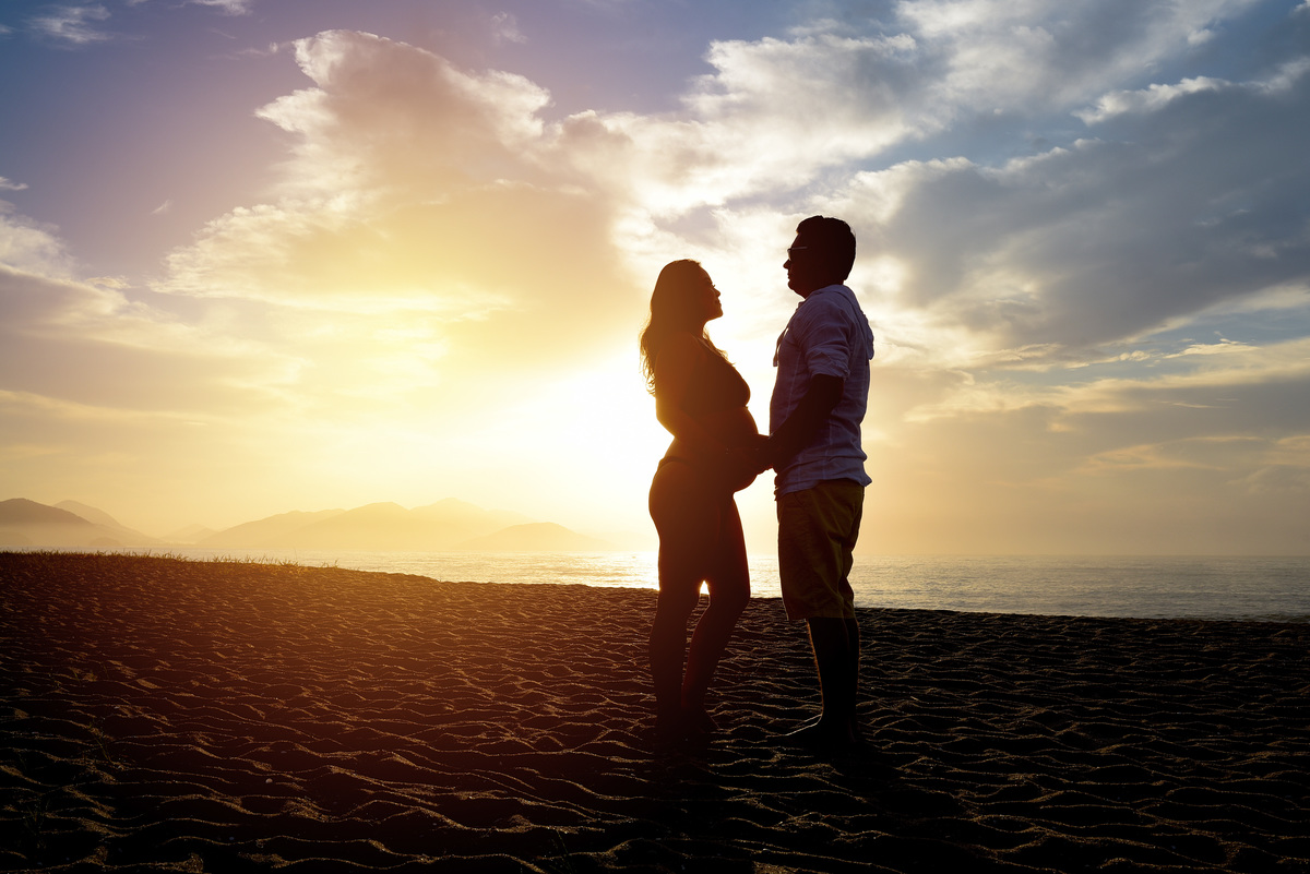 gestante na praia nascer do sol fotografia gestante ensaio fotografico no litoral fotografo de gestante