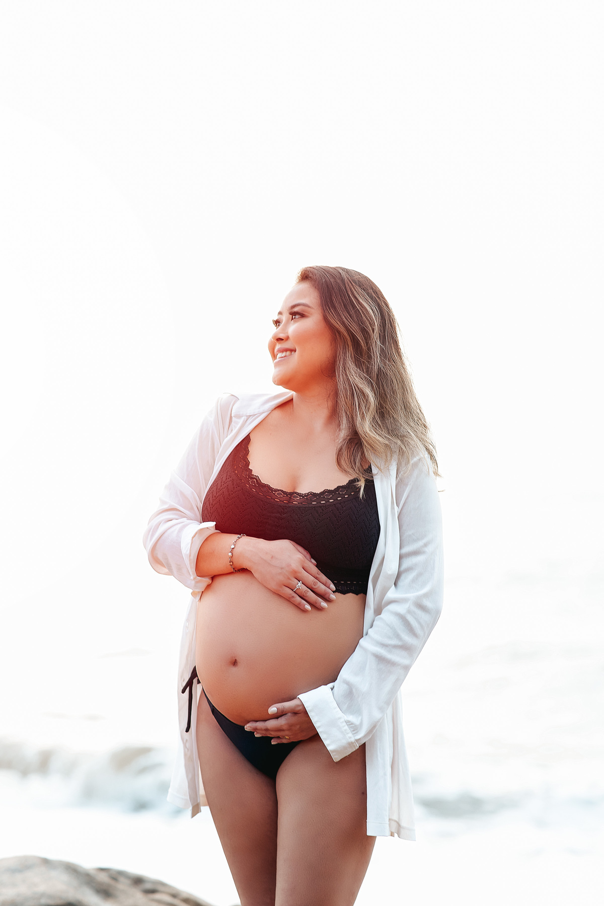 gestante na praia nascer do sol fotografia gestante ensaio fotografico no litoral fotografo de gestante
