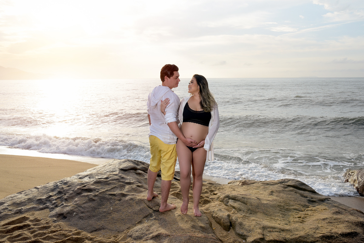 gestante na praia nascer do sol fotografia gestante ensaio fotografico no litoral fotografo de gestante
