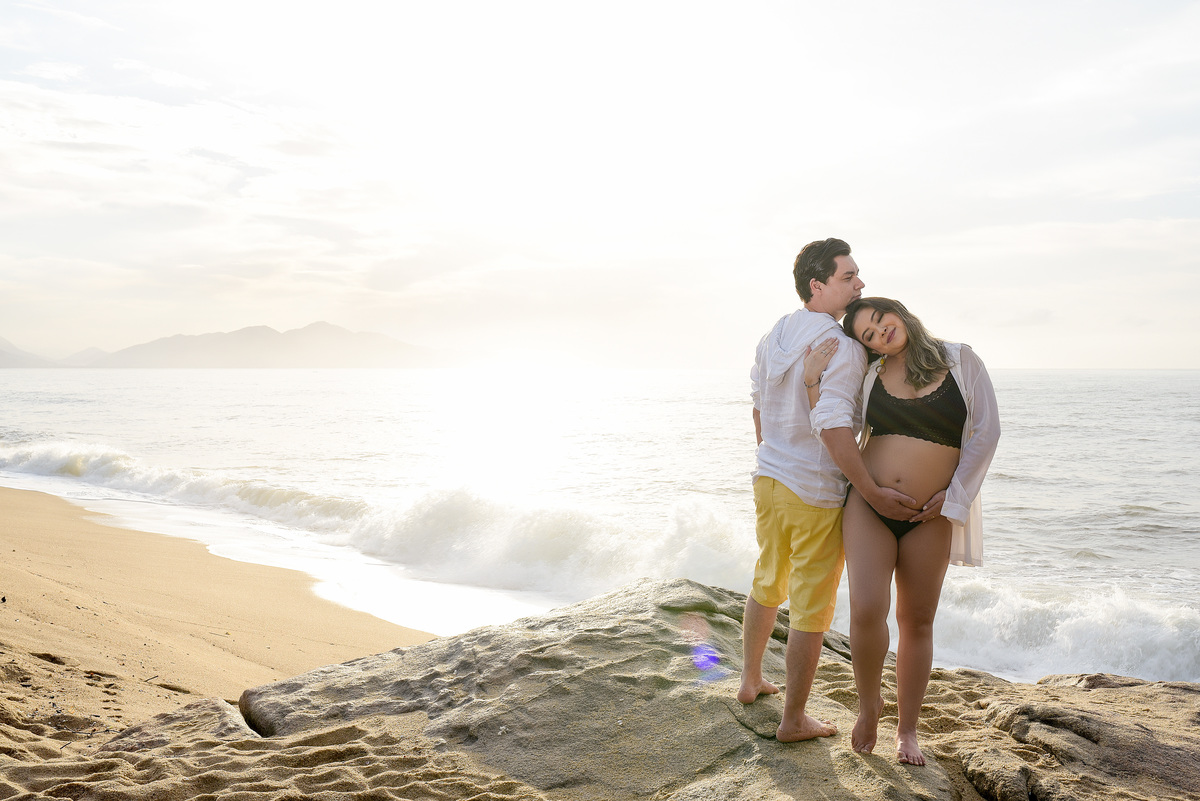 gestante na praia nascer do sol fotografia gestante ensaio fotografico no litoral fotografo de gestante