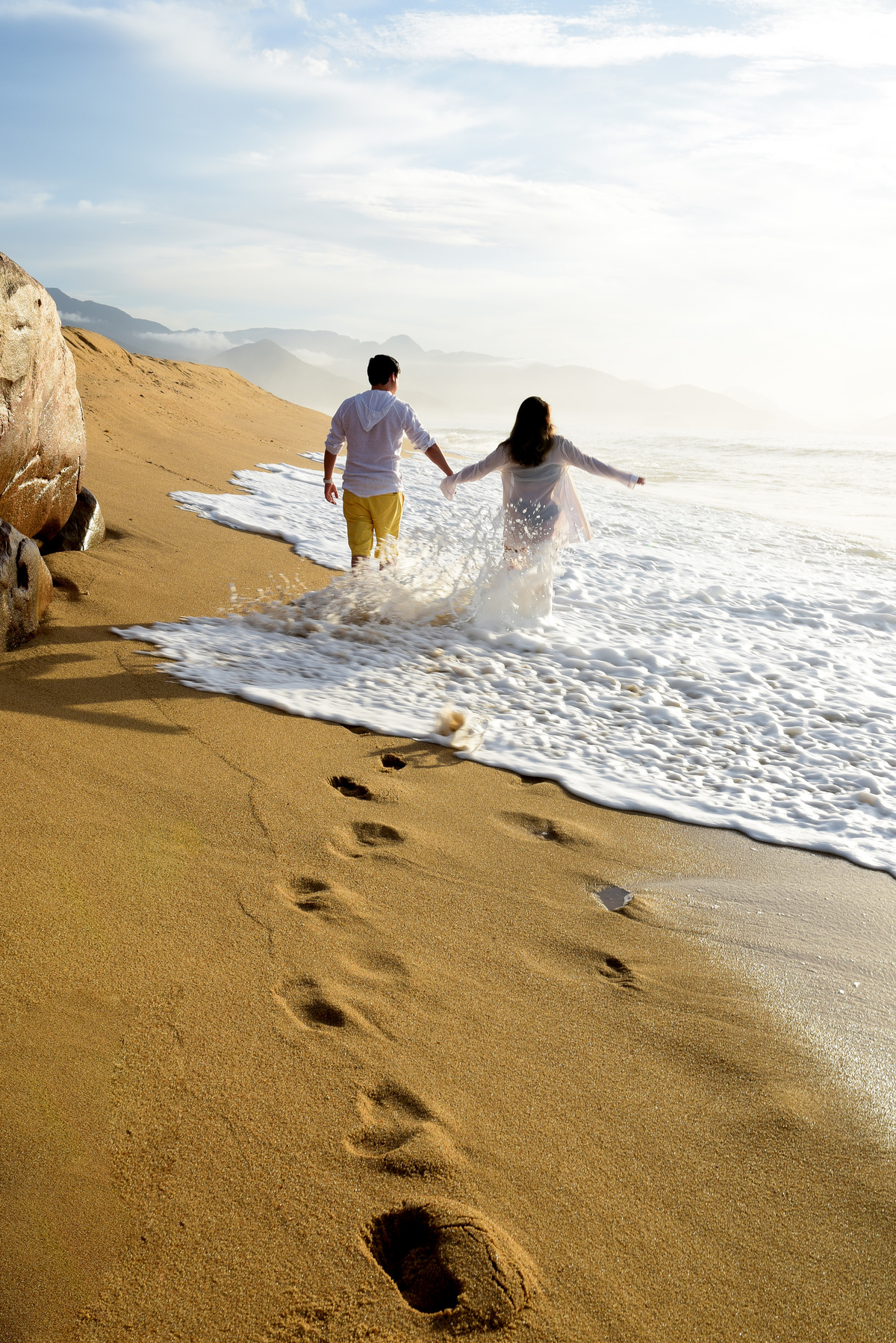 gestante na praia nascer do sol fotografia gestante ensaio fotografico no litoral fotografo de gestante