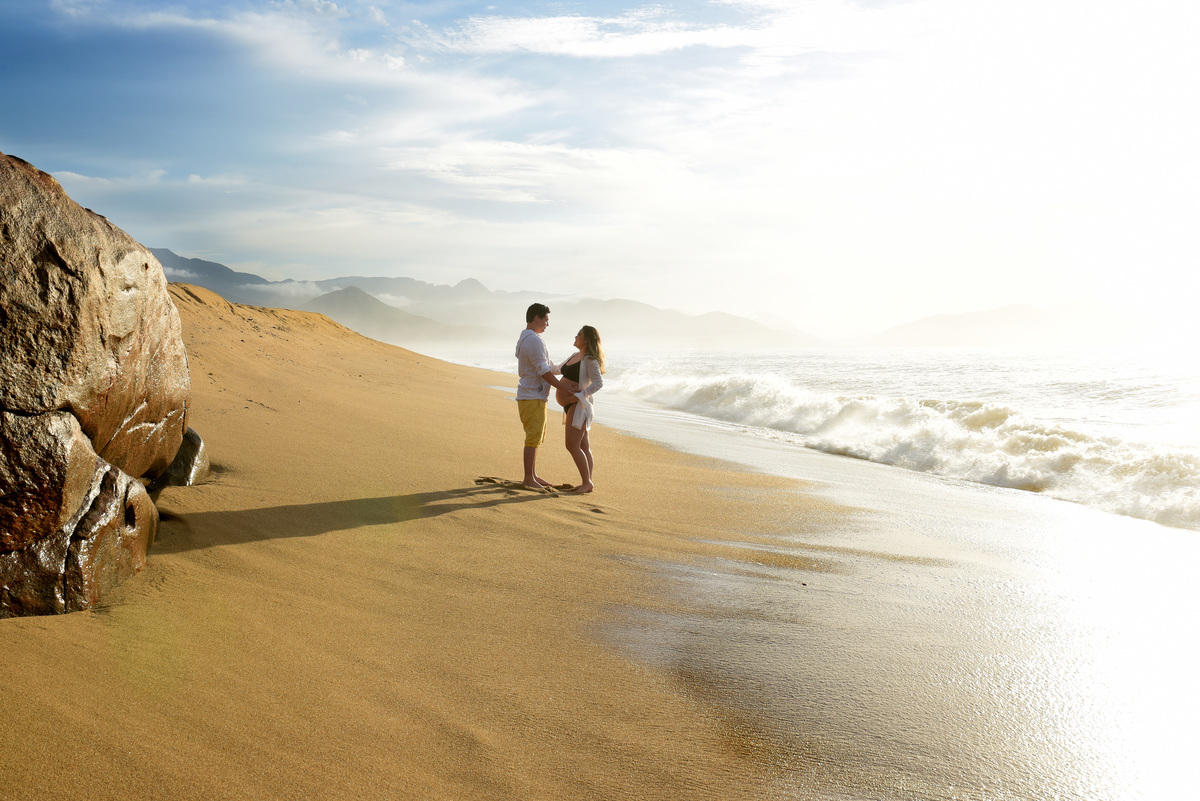 gestante na praia nascer do sol fotografia gestante ensaio fotografico no litoral fotografo de gestante