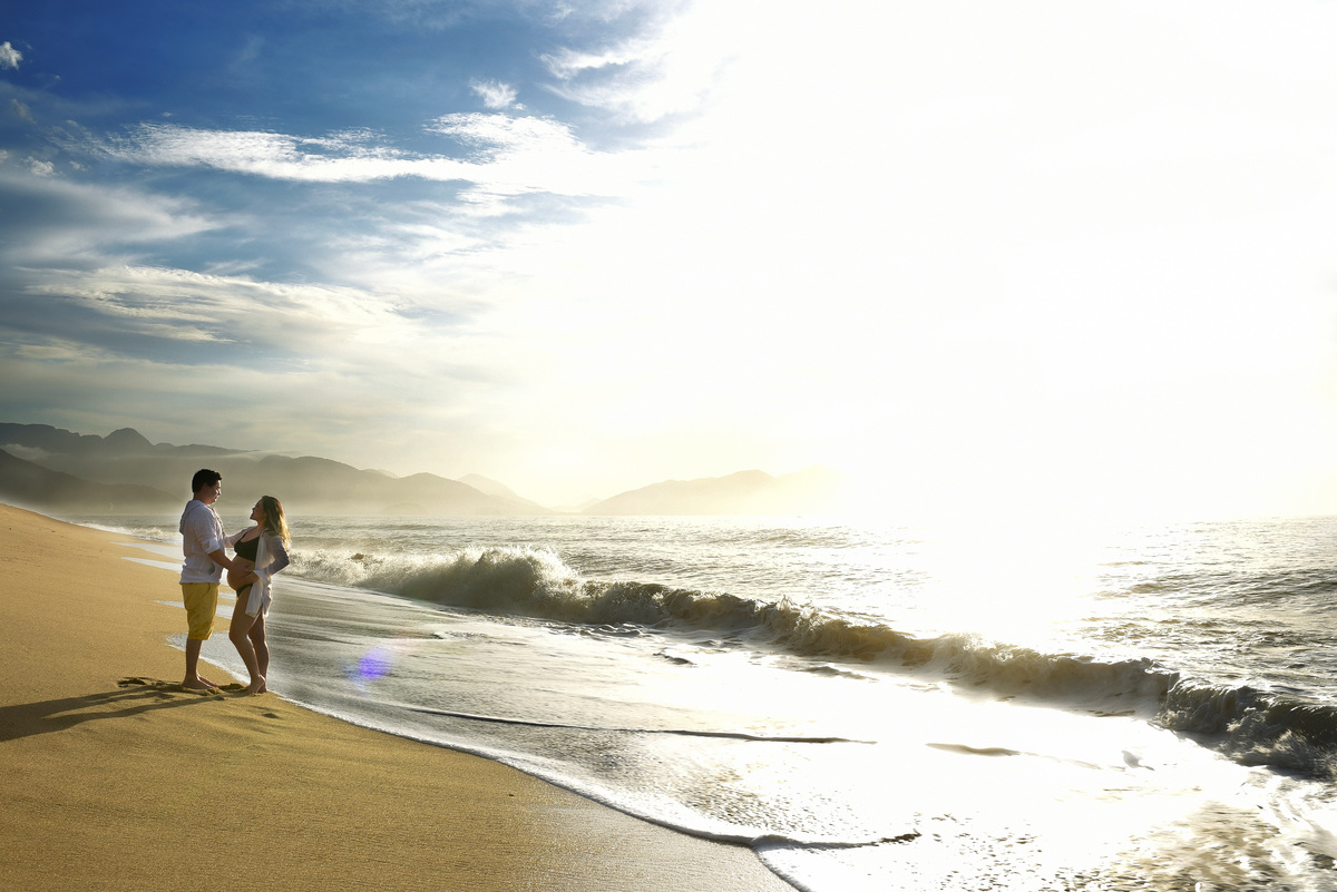 gestante na praia nascer do sol fotografia gestante ensaio fotografico no litoral fotografo de gestante