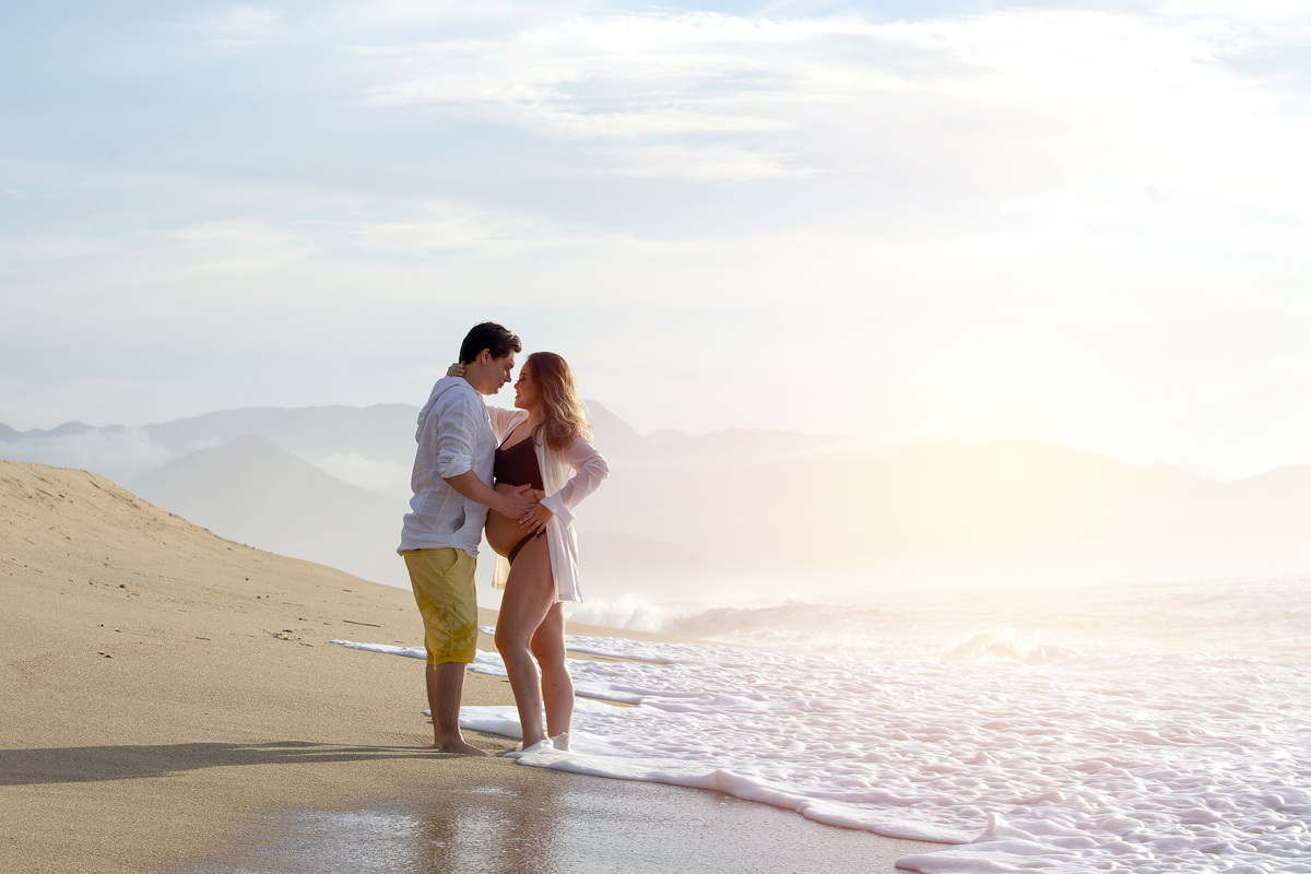 gestante na praia nascer do sol fotografia gestante ensaio fotografico no litoral fotografo de gestante