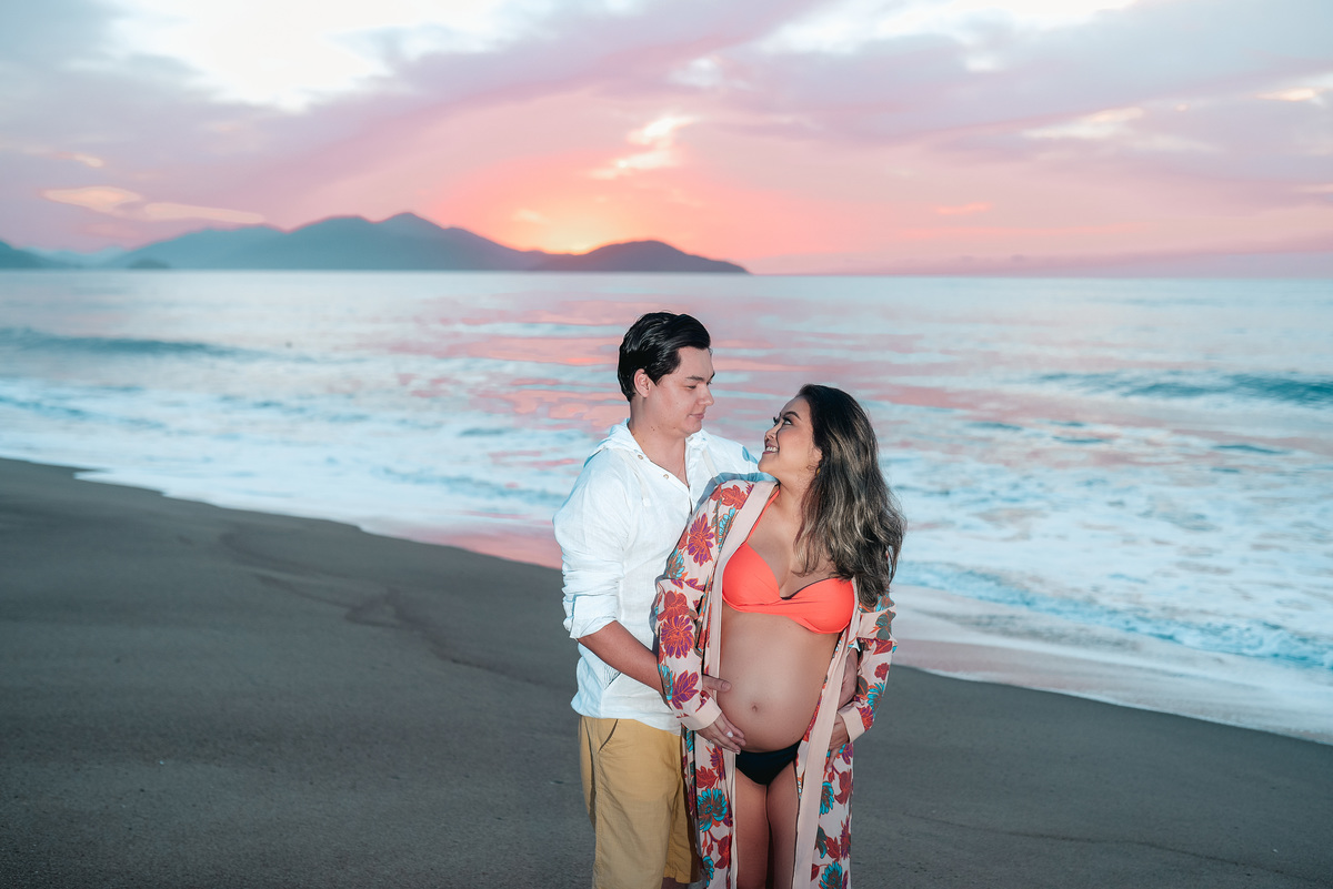 gestante na praia nascer do sol fotografia gestante ensaio fotografico no litoral fotografo de gestante