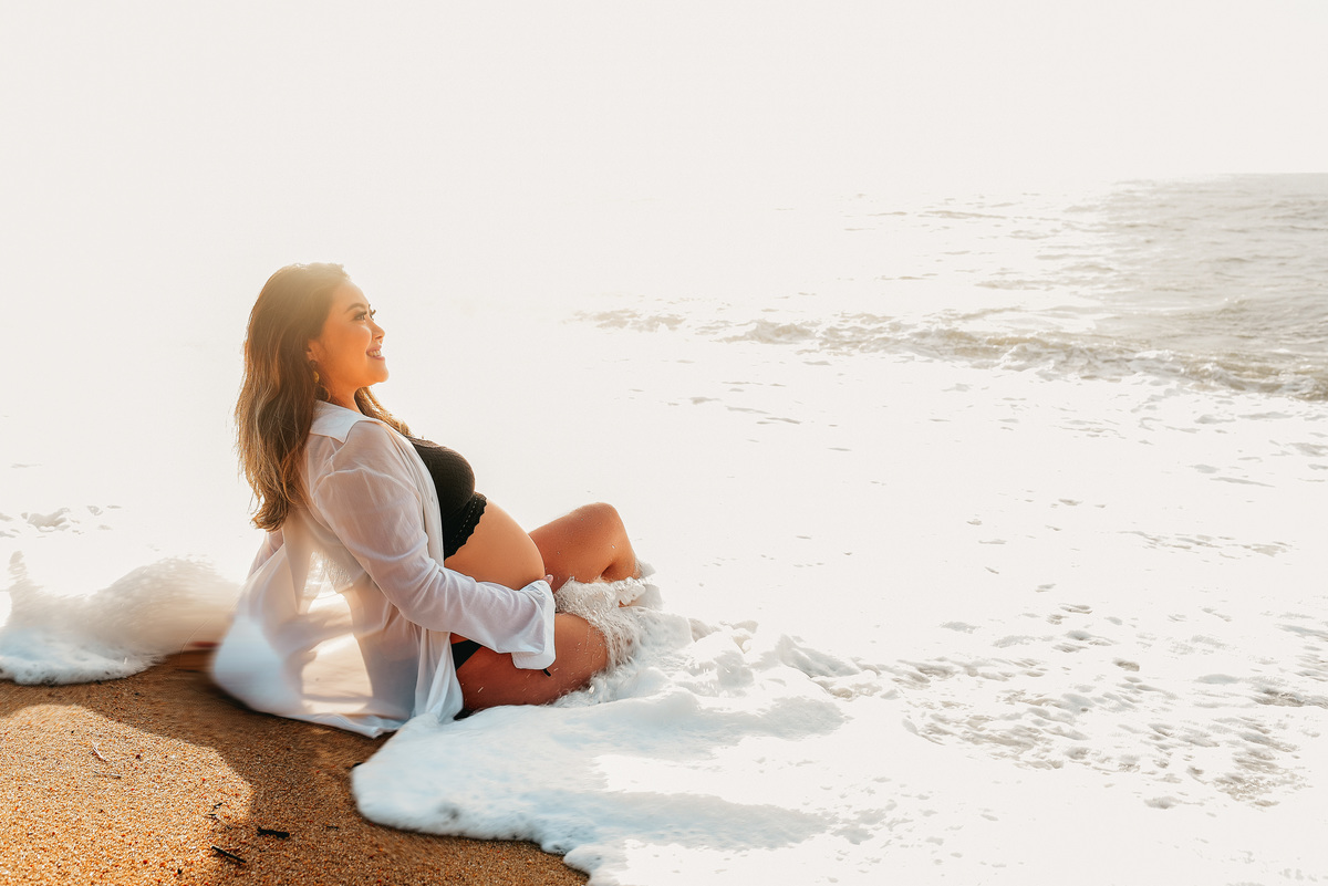gestante na praia nascer do sol fotografia gestante ensaio fotografico no litoral fotografo de gestante