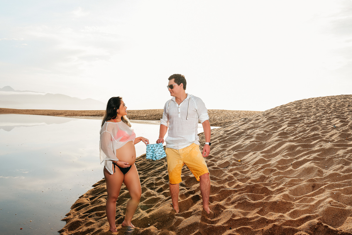 gestante na praia nascer do sol fotografia gestante ensaio fotografico no litoral fotografo de gestante