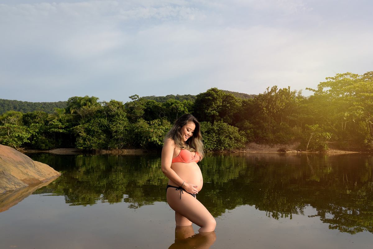 gestante na praia nascer do sol fotografia gestante ensaio fotografico no litoral fotografo de gestante