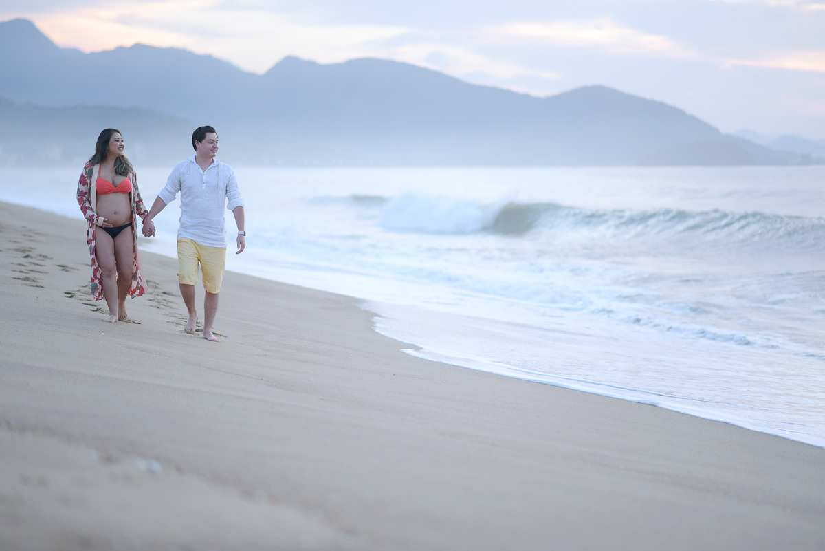 gestante na praia nascer do sol fotografia gestante ensaio fotografico no litoral fotografo de gestante