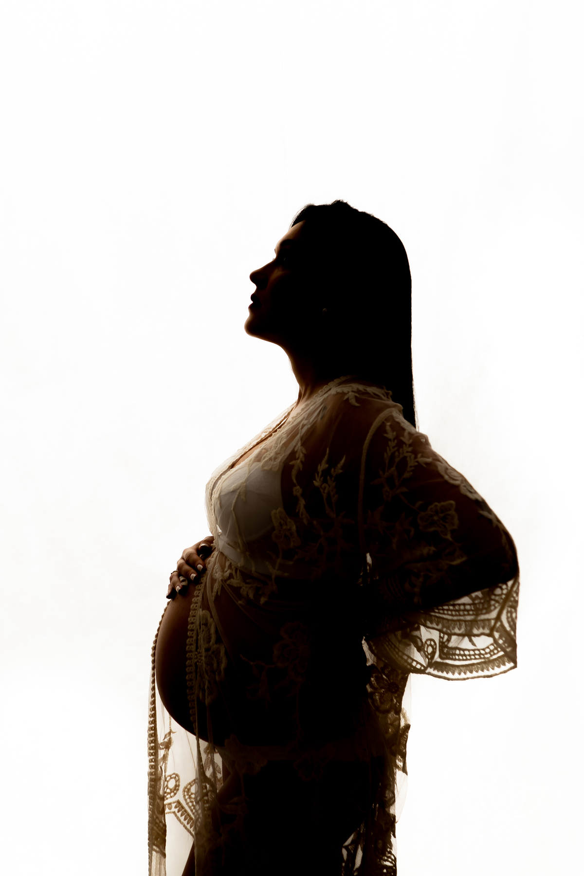 silhueta de gestante com hobby de renda