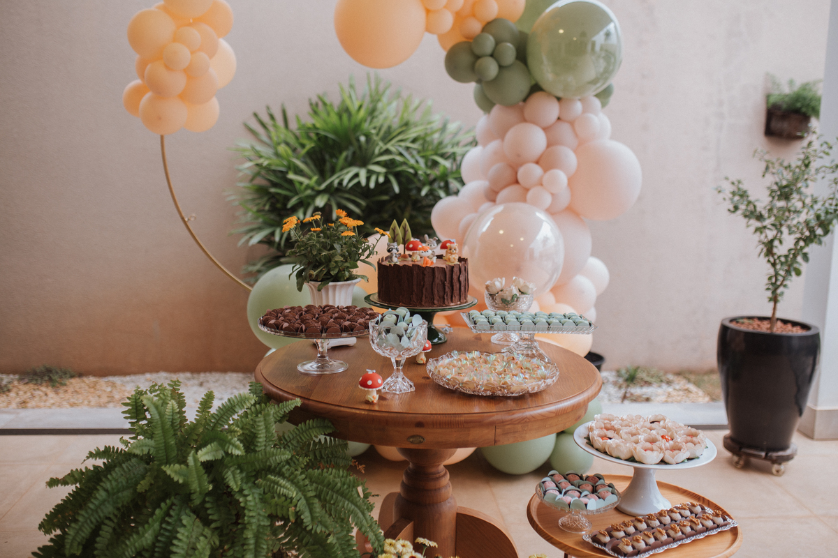 Aniversário infantil com tema de floresta encantada minimalista