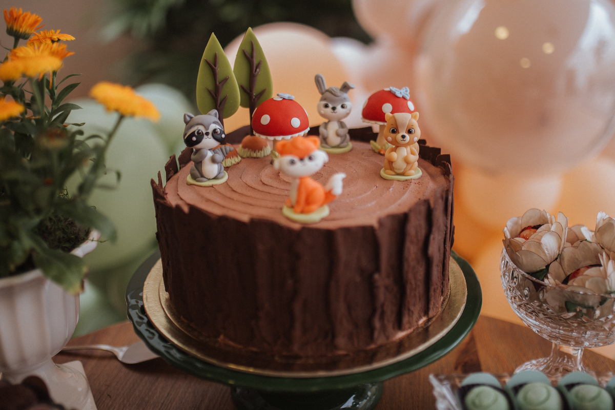 Aniversário infantil com tema de floresta encantada minimalista