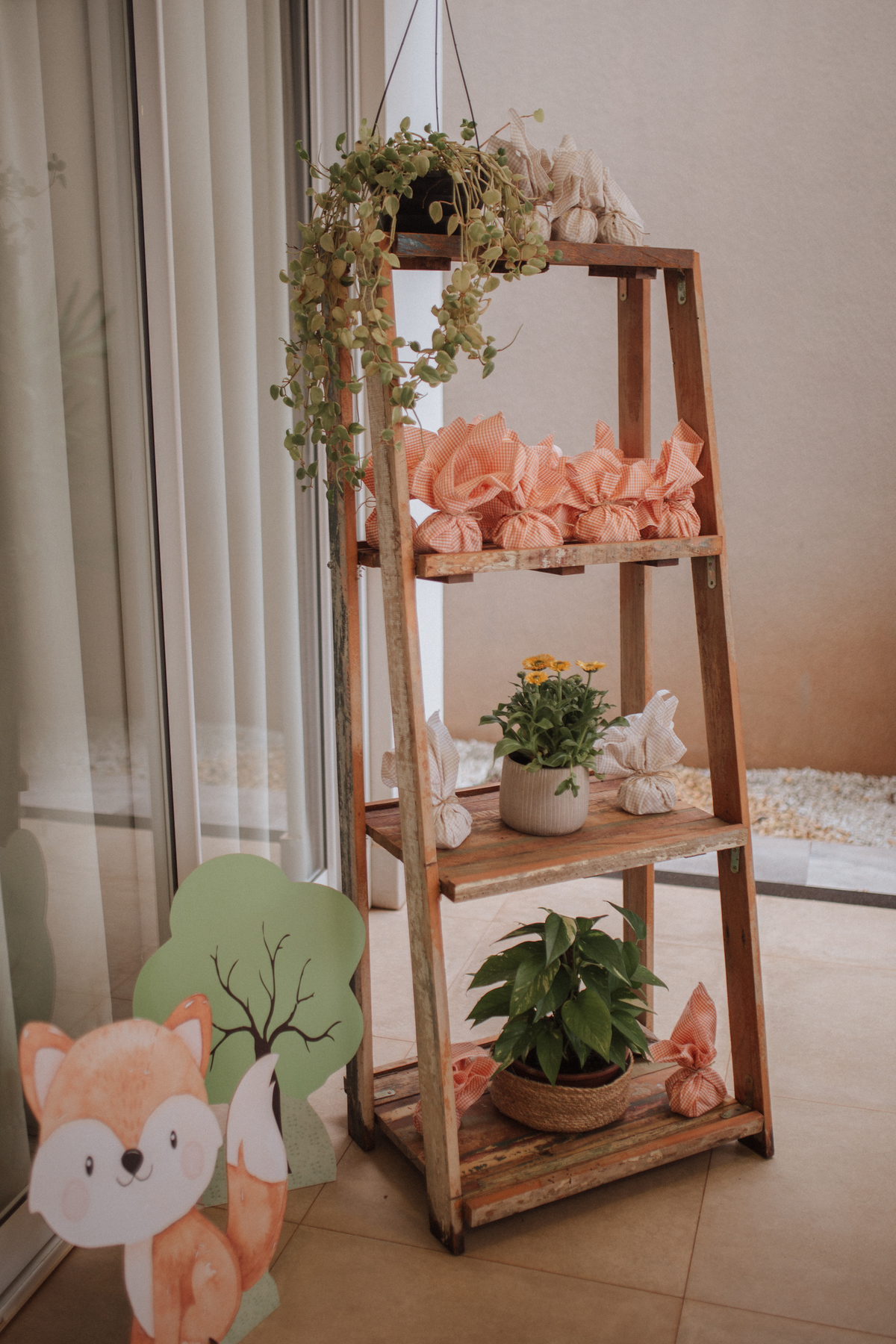 Aniversário infantil com tema de floresta encantada minimalista