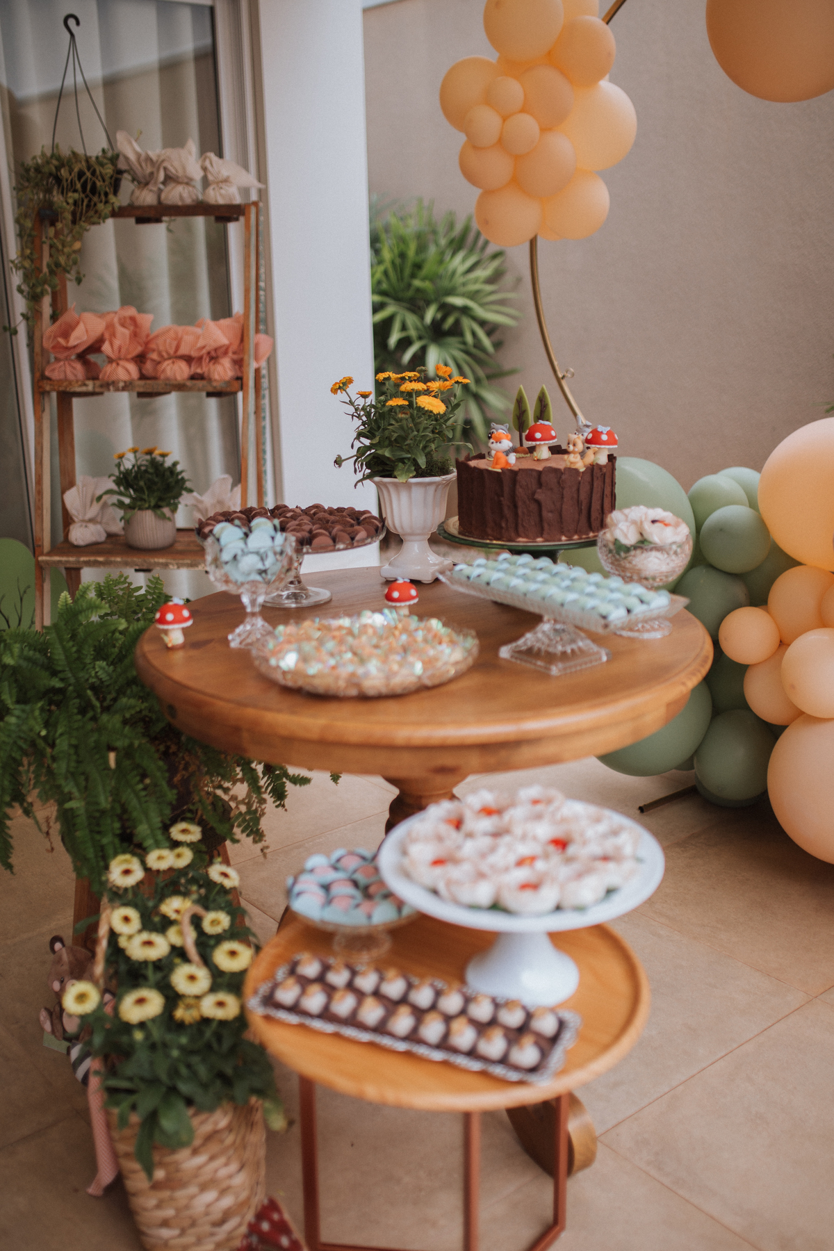 Aniversário infantil com tema de floresta encantada minimalista