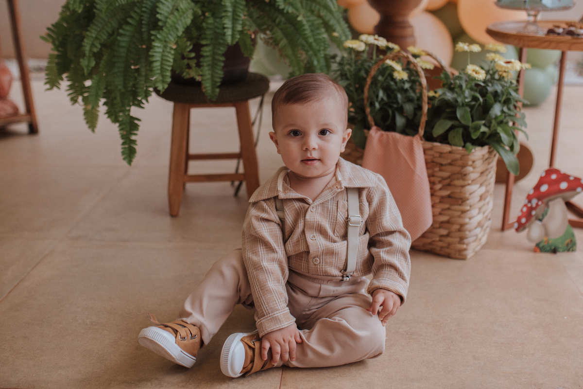 Aniversário infantil com tema de floresta encantada minimalista