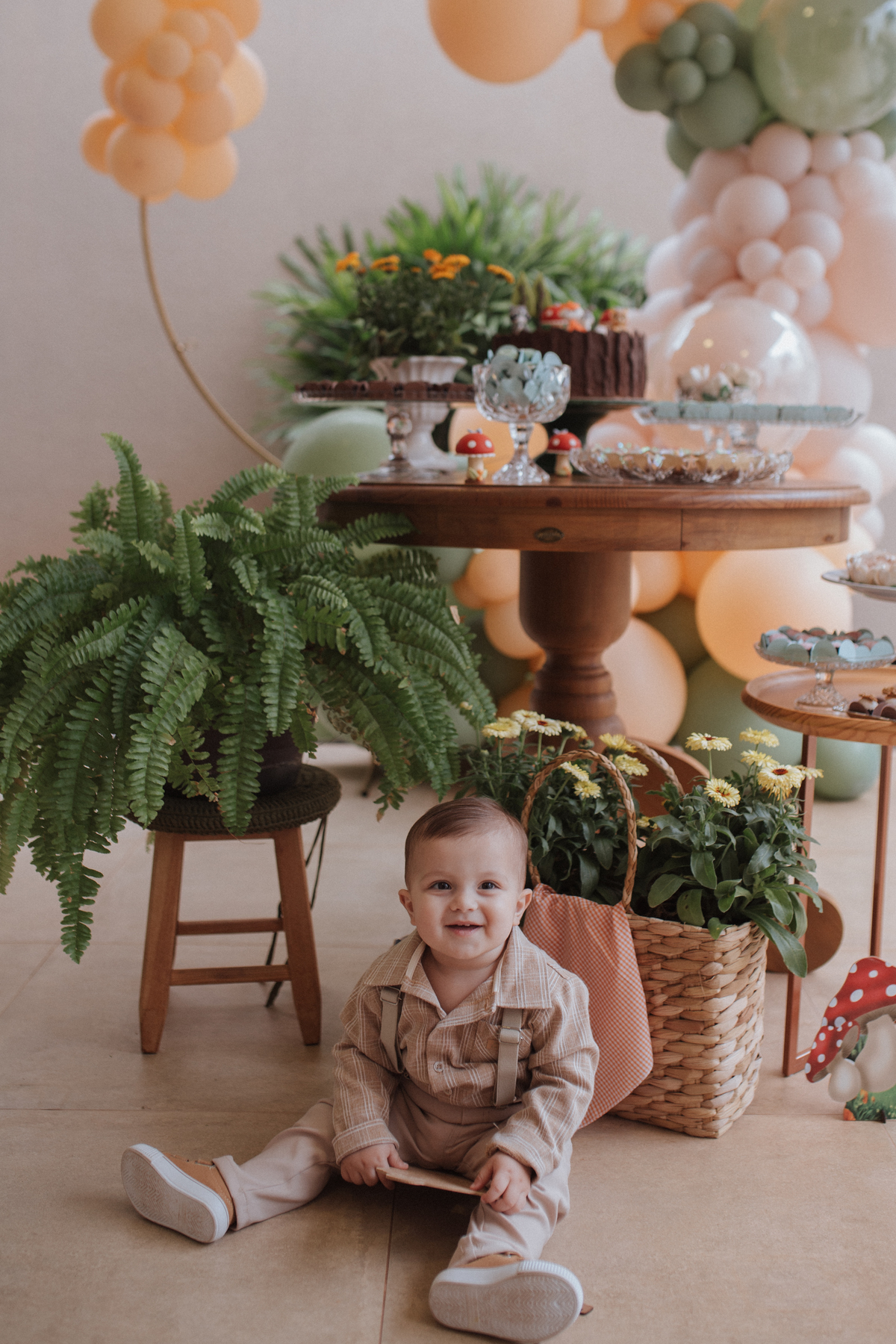 Aniversário infantil com tema de floresta encantada minimalista