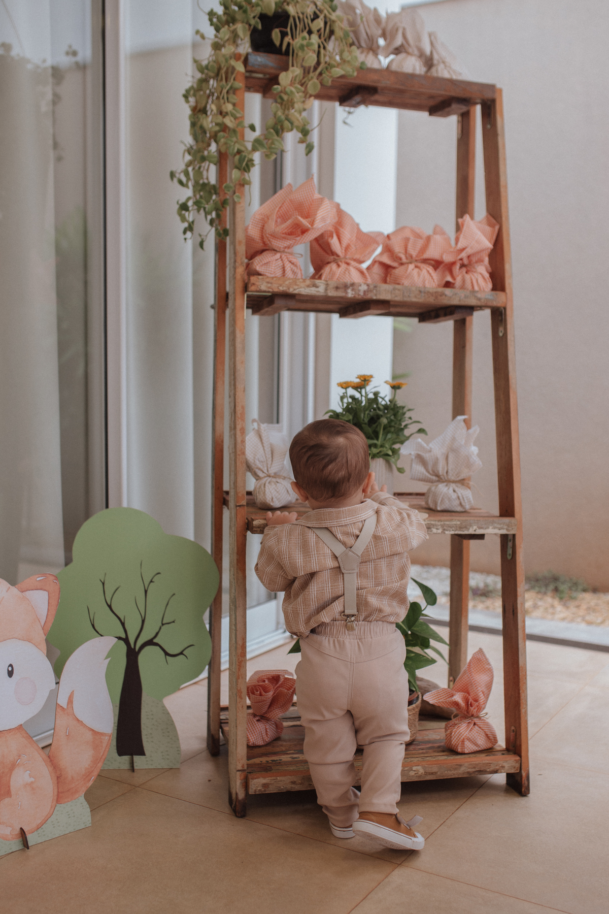 Aniversário infantil com tema de floresta encantada minimalista