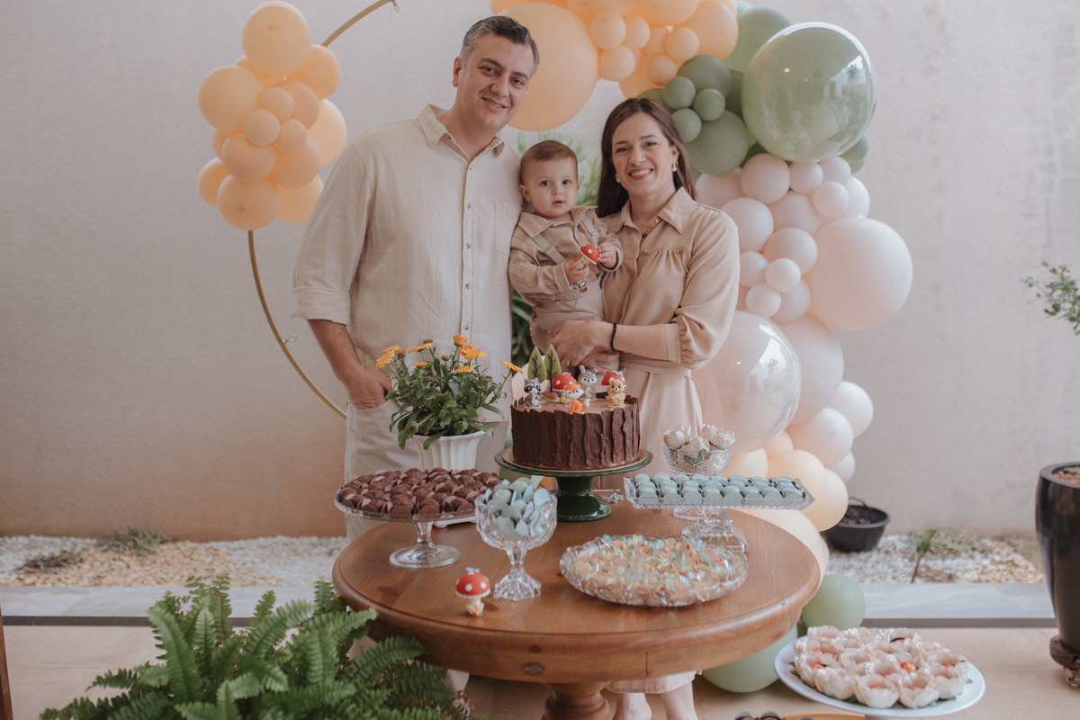 Aniversário infantil com tema de floresta encantada minimalista