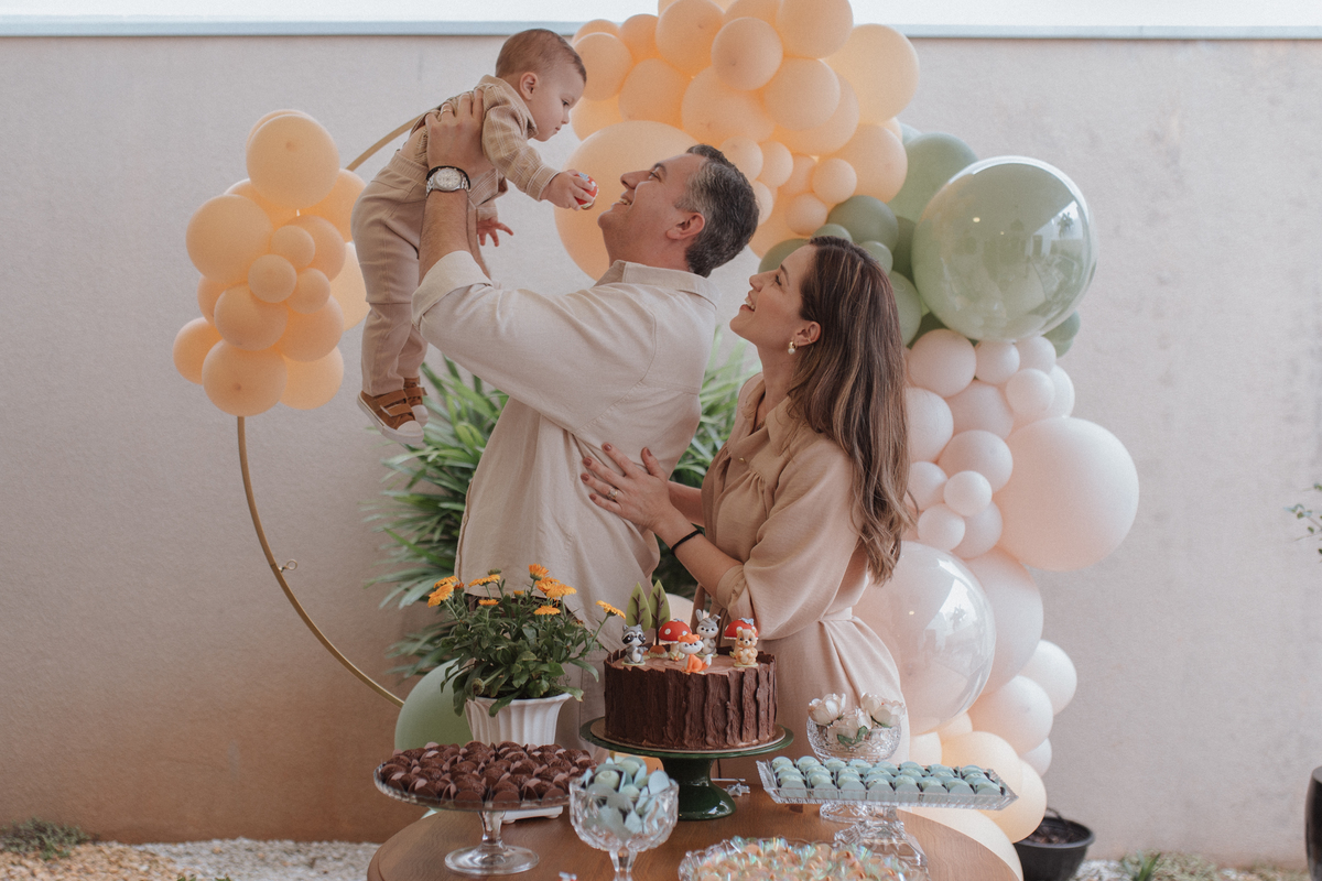 Aniversário infantil com tema de floresta encantada minimalista