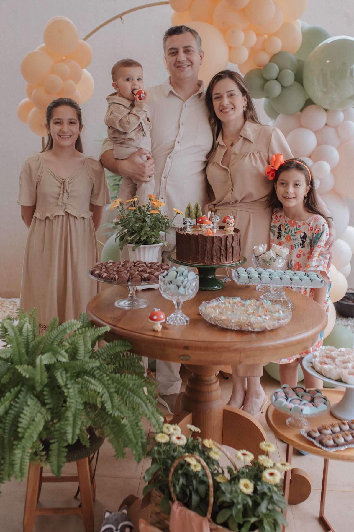 Aniversário infantil com tema de floresta encantada minimalista