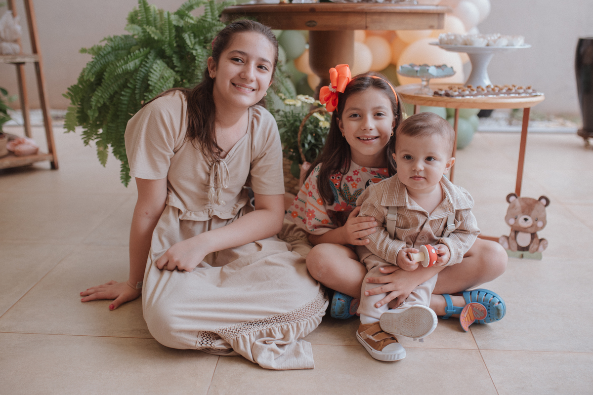Aniversário infantil com tema de floresta encantada minimalista