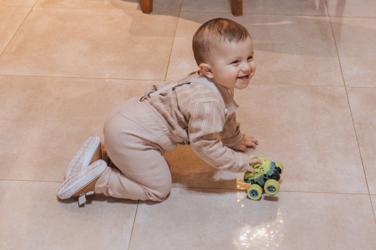 Aniversário infantil com tema de floresta encantada minimalista