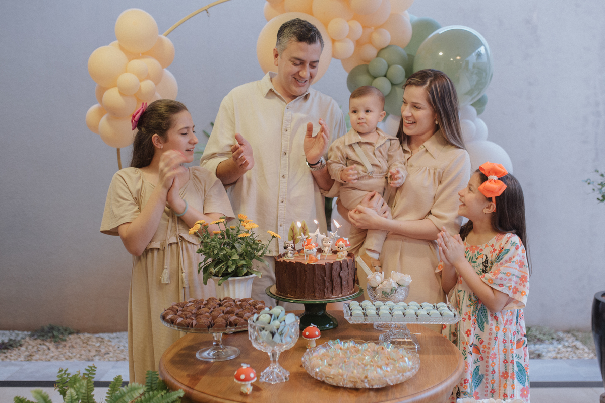 Aniversário infantil com tema de floresta encantada minimalista