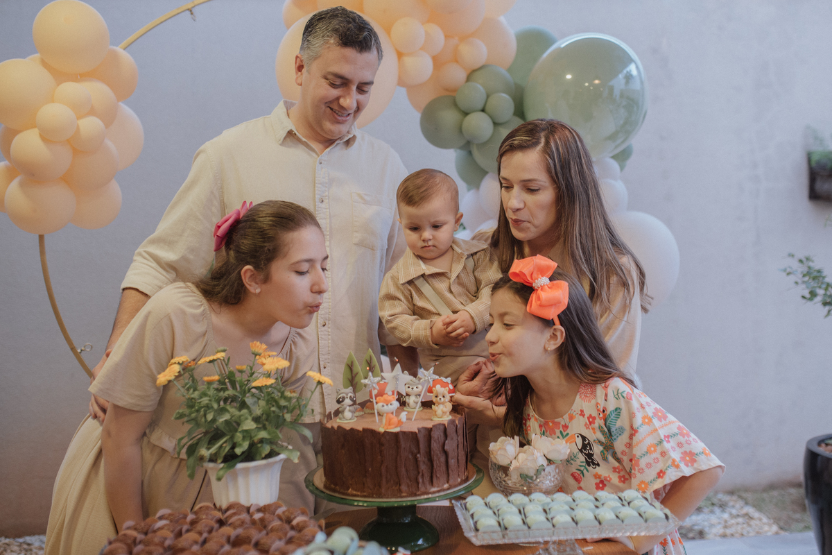Aniversário infantil com tema de floresta encantada minimalista