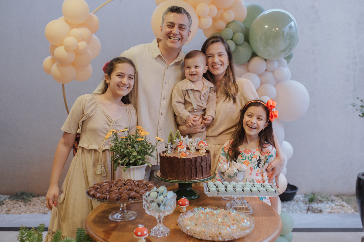 Aniversário infantil com tema de floresta encantada minimalista