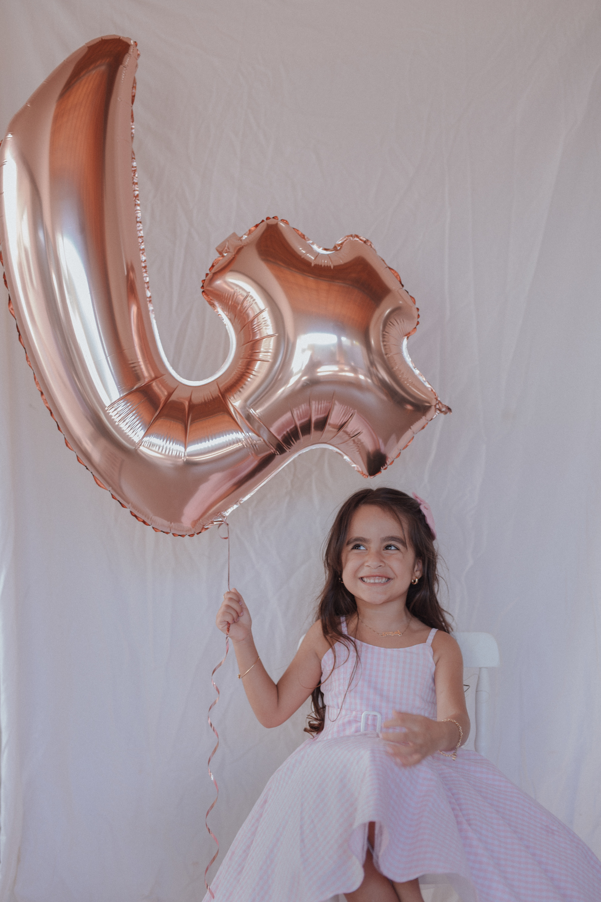 ensaio de 4 anos minimalista em casa