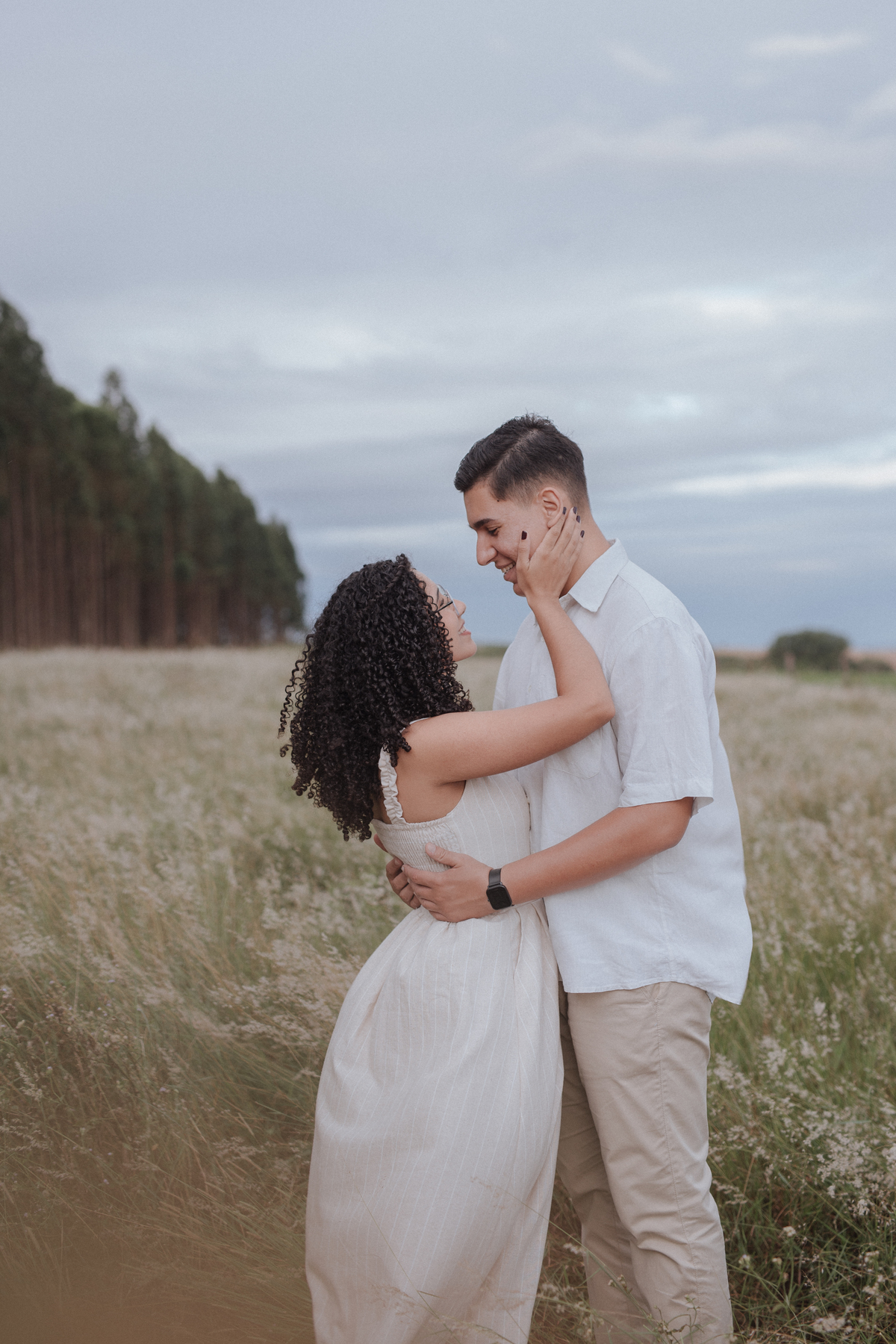 ensaio de casal no campo