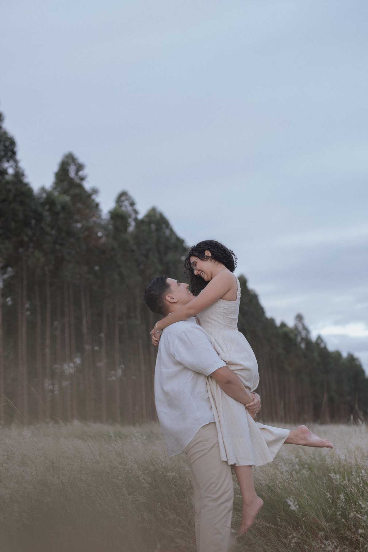ensaio de casal no campo