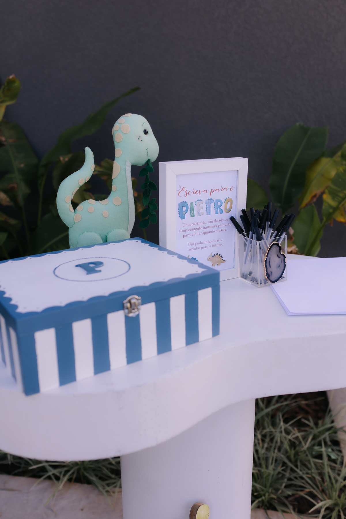 Decoração de aniversário de 1 ano com tema de dinossauro 