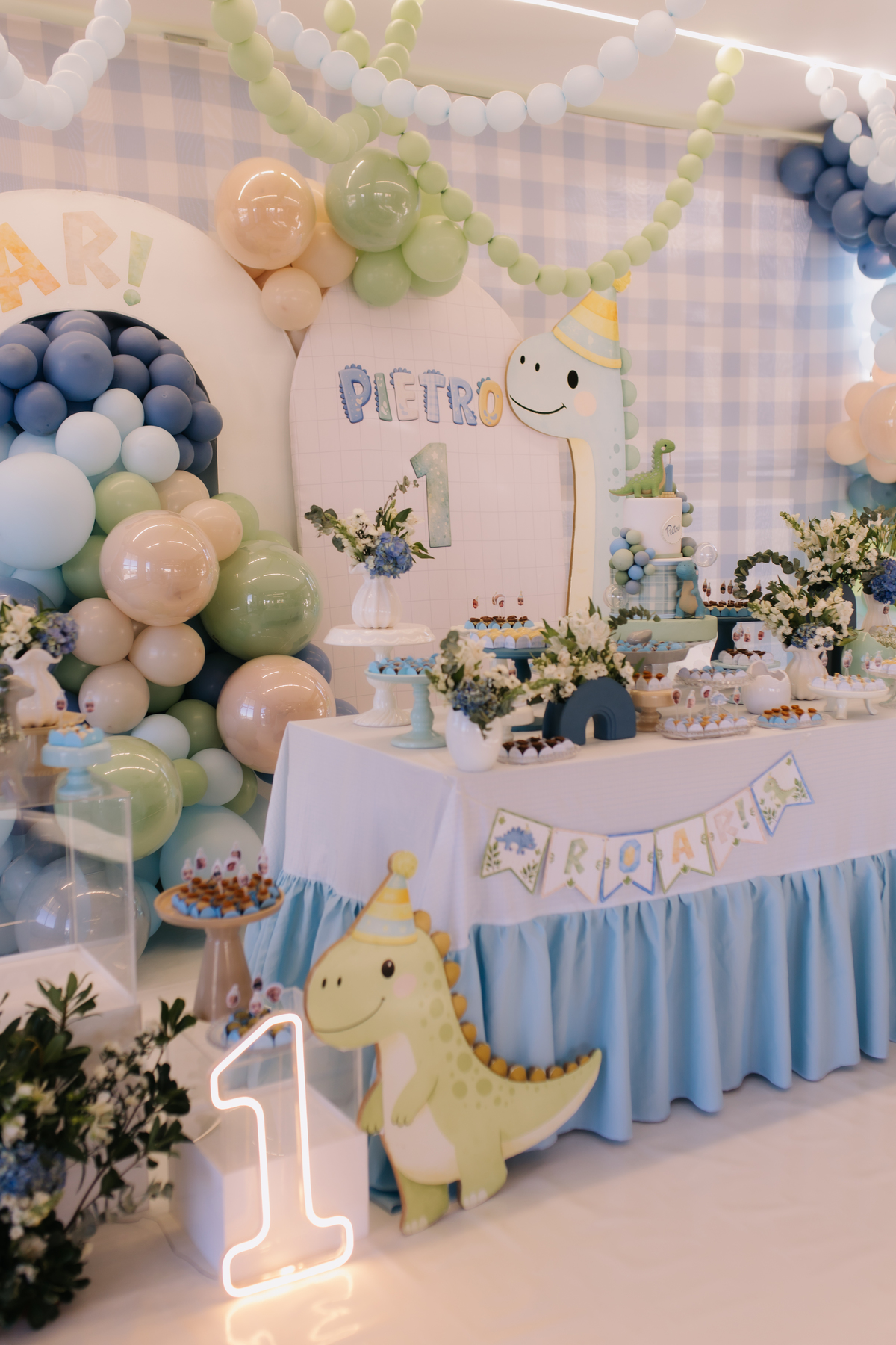 Decoração de aniversário de 1 ano com tema de dinossauro 