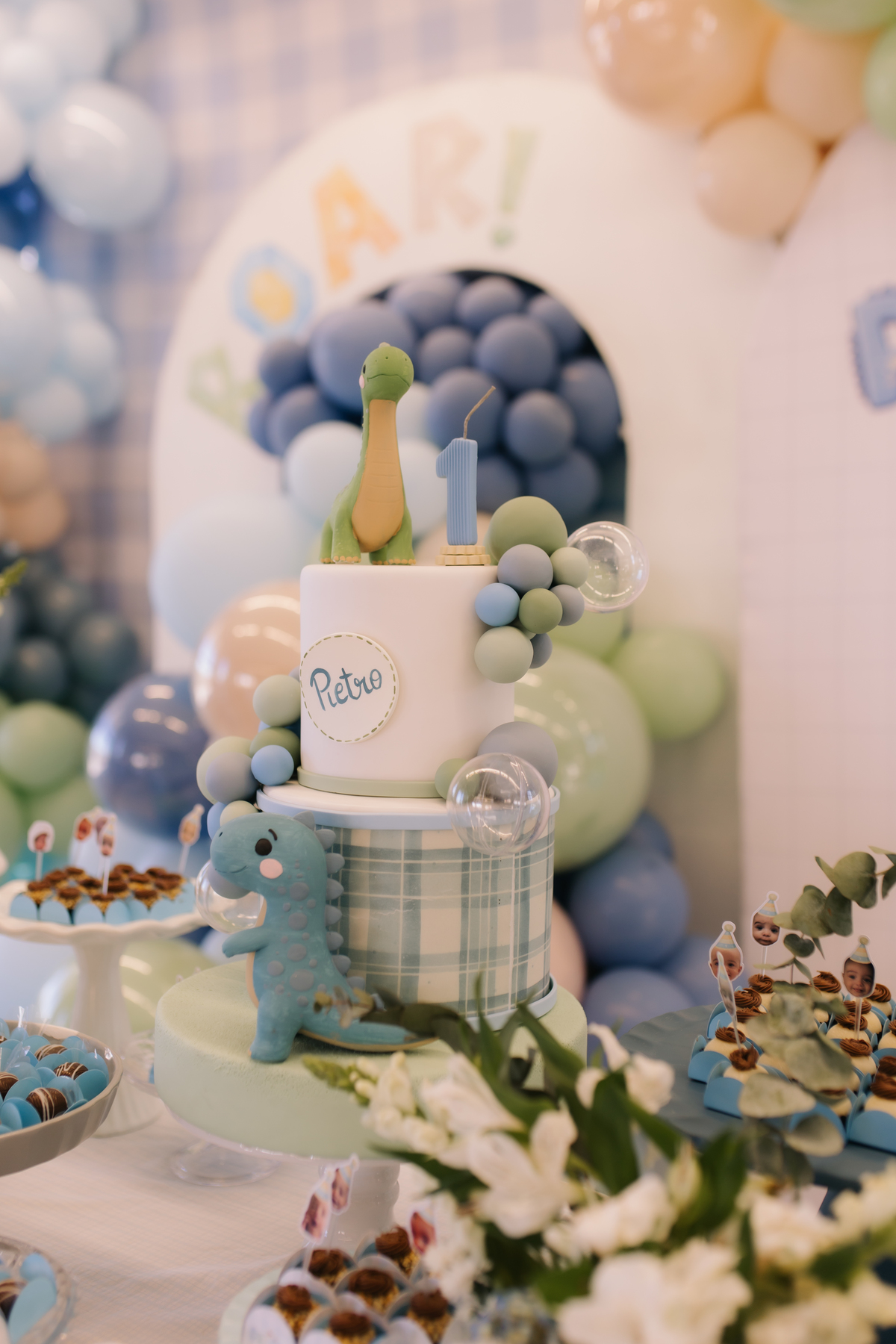 Decoração de aniversário de 1 ano com tema de dinossauro 