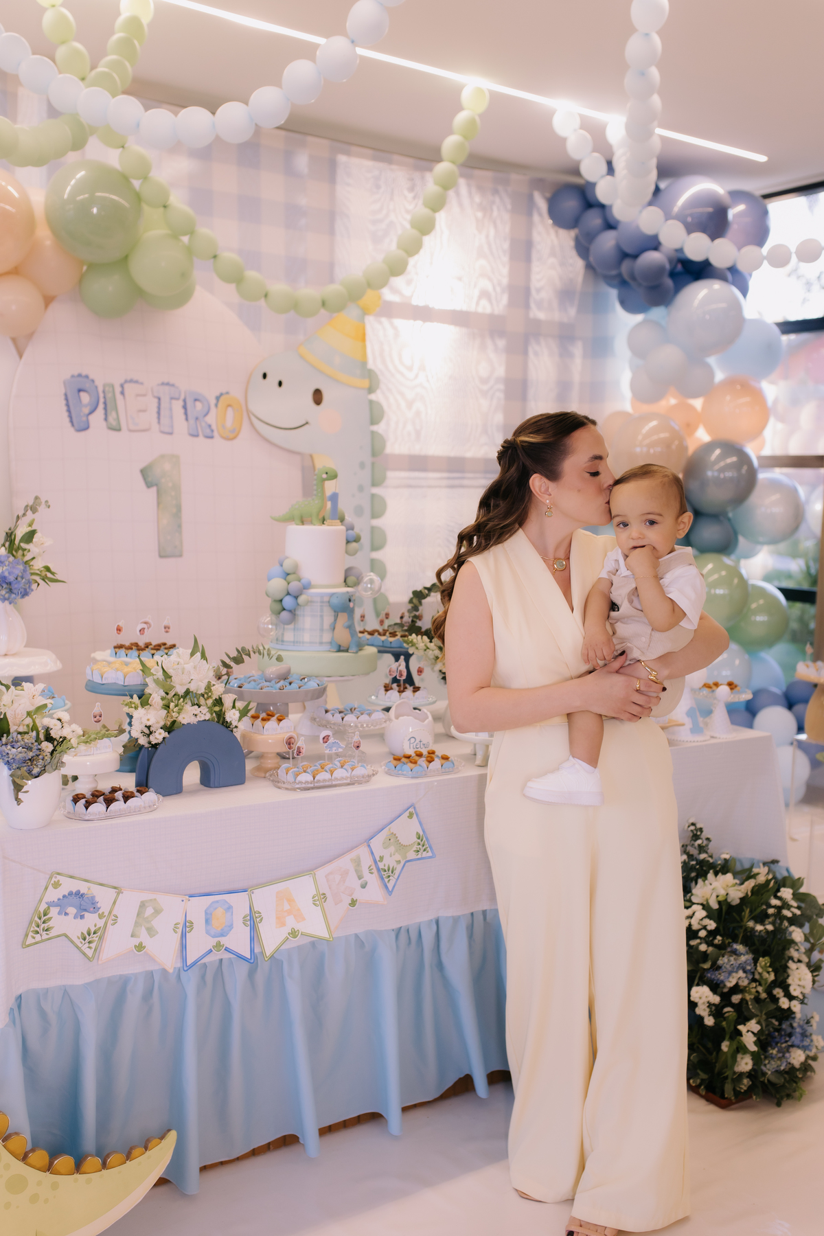 Decoração de aniversário de 1 ano com tema de dinossauro 