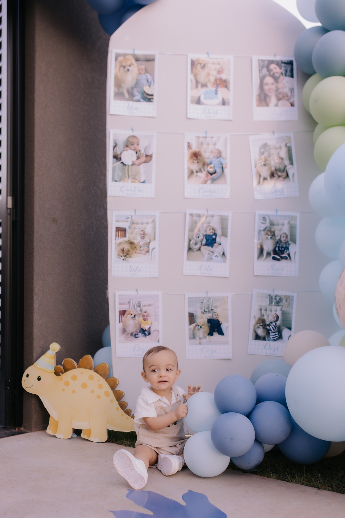 Decoração de aniversário de 1 ano com tema de dinossauro 