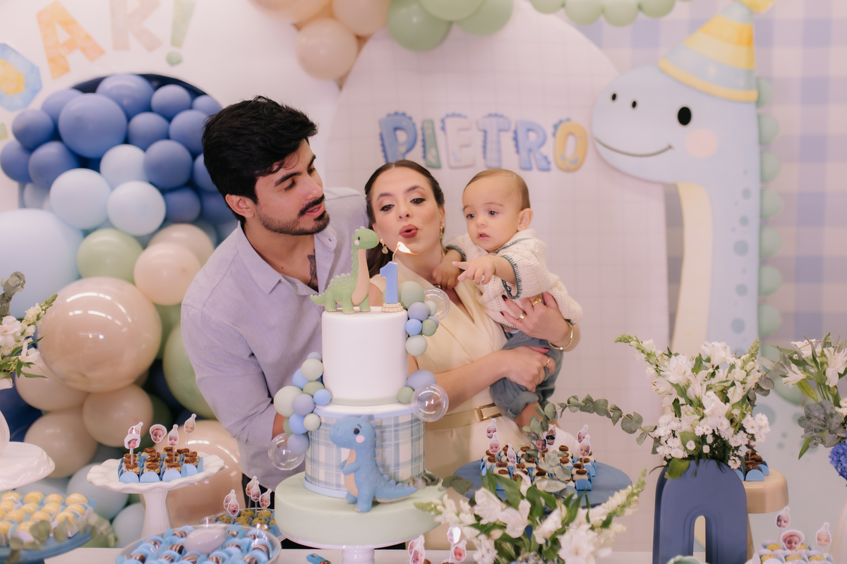 Decoração de aniversário de 1 ano com tema de dinossauro 