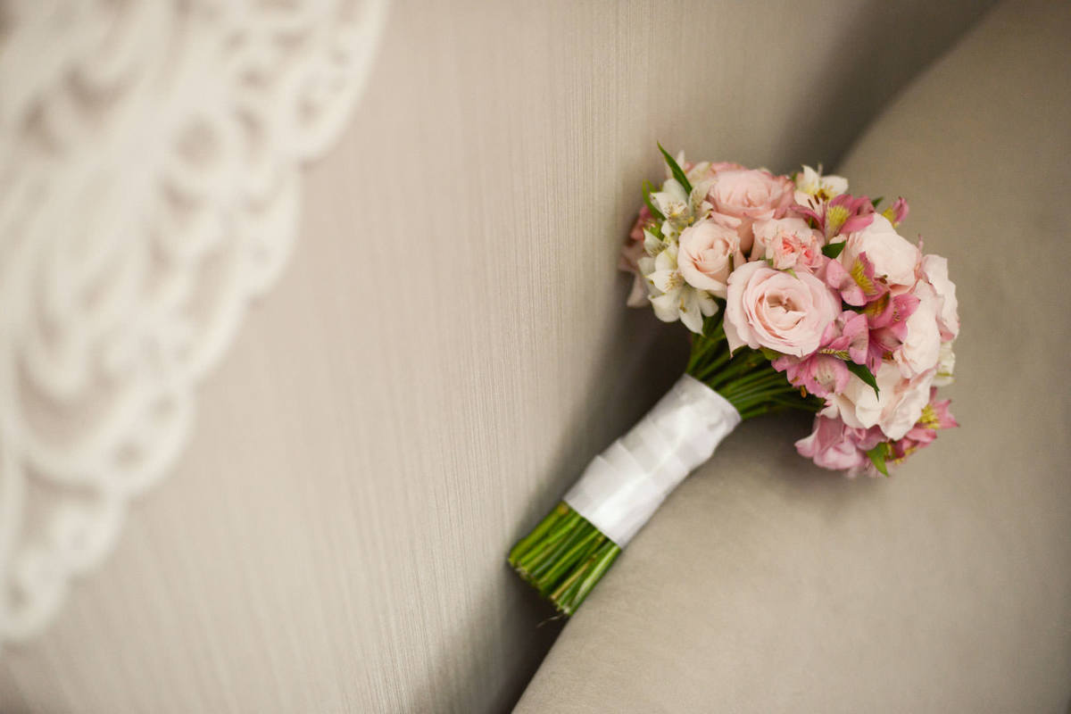 Making of da noiva no salão de belza Camaleão Cabelo e Estética em Campo Largo, fotografado pelo melhor fotógrafo de casamentos e ensaios de campo largo e Curitiba, Michel Druziki. Buquê de flores rosas vários tons