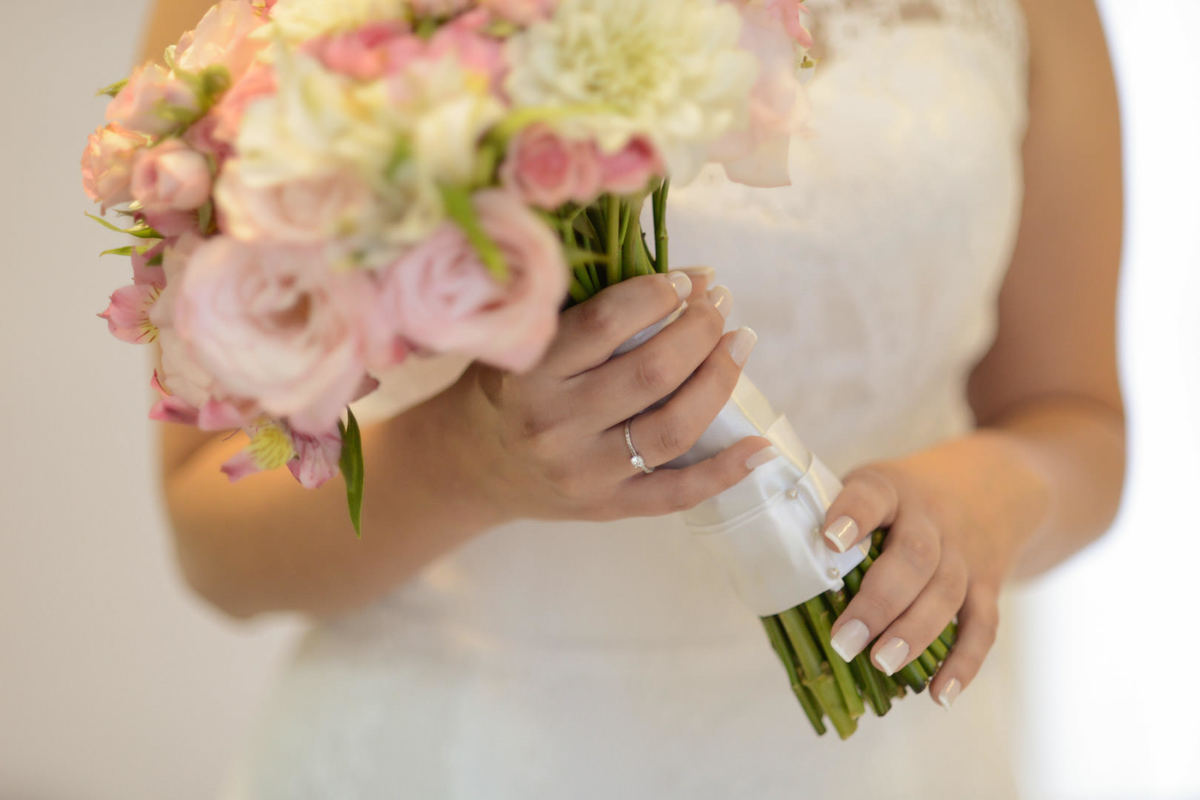 Making of da noiva no salão de belza Camaleão Cabelo e Estética em Campo Largo, fotografado pelo melhor fotógrafo de casamentos e ensaios de campo largo e Curitiba, Michel Druziki. Mãos da noiva segurando o buquê. Noiva com unhas francesinha