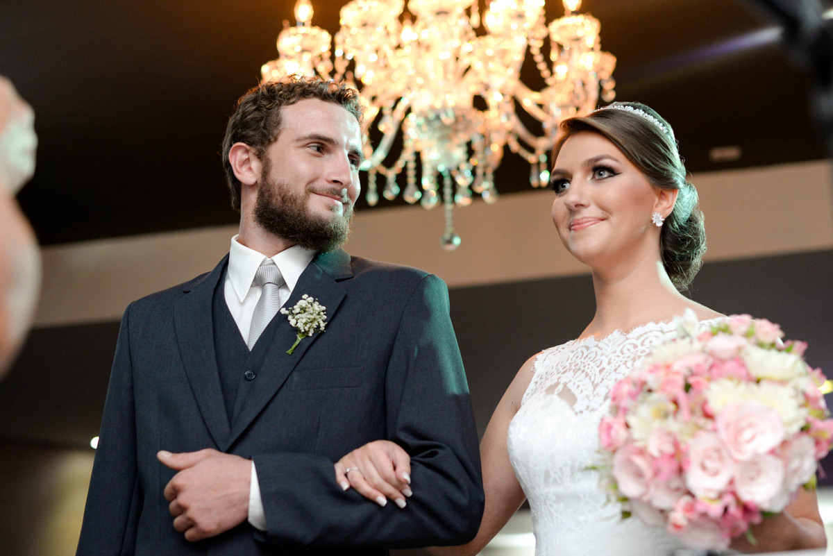 Casamento dos noivos Anny e Bernardo, realizado no Spazio Auguri, fotografado pelo melhor fotógrafo de casamentos de campo largo e Curitiba, Michel Druziki. Noivo olhando para a noiva durante a cerimônia