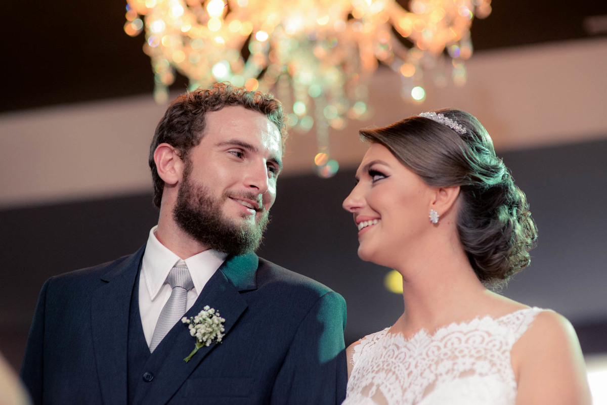 Casamento dos noivos Anny e Bernardo, realizado no Spazio Auguri, fotografado pelo melhor fotógrafo de casamentos de campo largo e Curitiba, Michel Druziki. Noivos se olhando e sorrindo