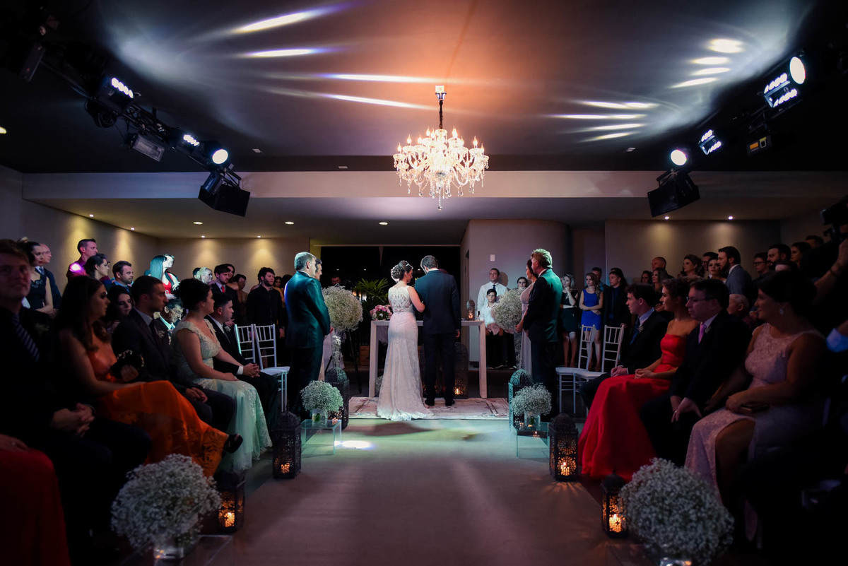 Casamento dos noivos Anny e Bernardo, realizado no Spazio Auguri, fotografado pelo melhor fotógrafo de casamentos de campo largo e Curitiba, Michel Druziki. Noivos em frente a pastora  durante a cerimônia