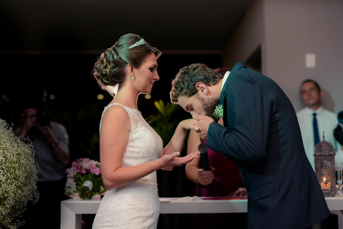 Casamento dos noivos Anny e Bernardo, realizado no Spazio Auguri, fotografado pelo melhor fotógrafo de casamentos de campo largo e Curitiba, Michel Druziki.  Noivo beijando a mão da noiva