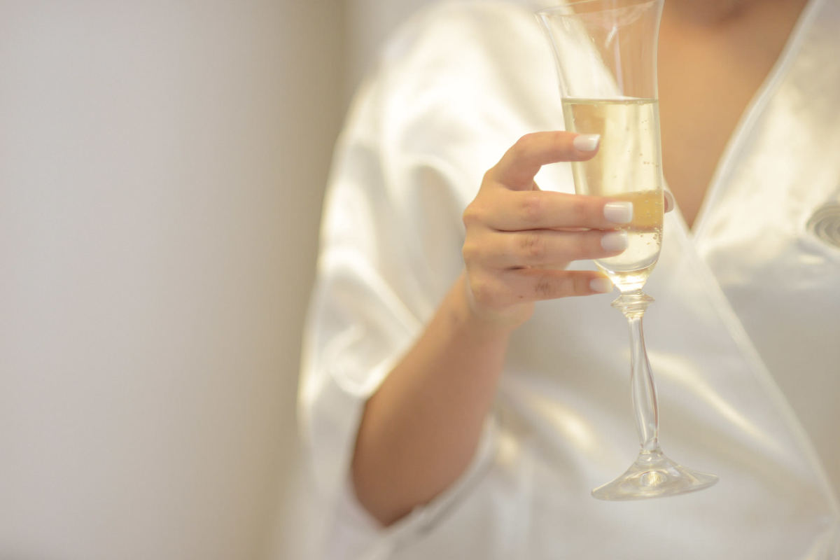 Making of da noiva no salão de belza Camaleão Cabelo e Estética em Campo Largo, fotografado pelo melhor fotógrafo de casamentos e ensaios de campo largo e Curitiba, Michel Druziki. Noiva de hobby com taça de champagne 