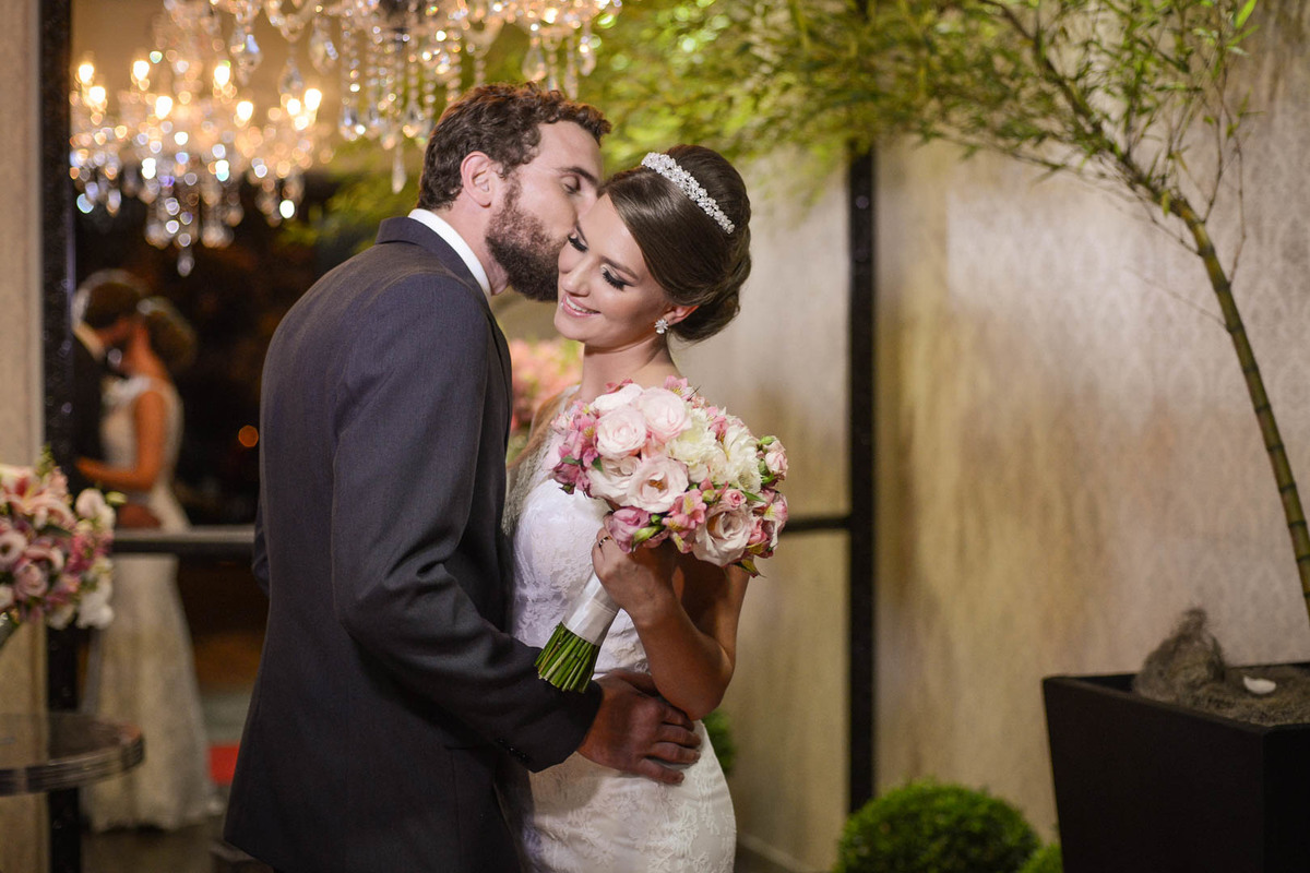 Casamento dos noivos Anny e Bernardo, realizado no Spazio Auguri, fotografado pelo melhor fotógrafo de casamentos de campo largo e Curitiba, Michel Druziki. Noivo dando beijo no rosto da noiva