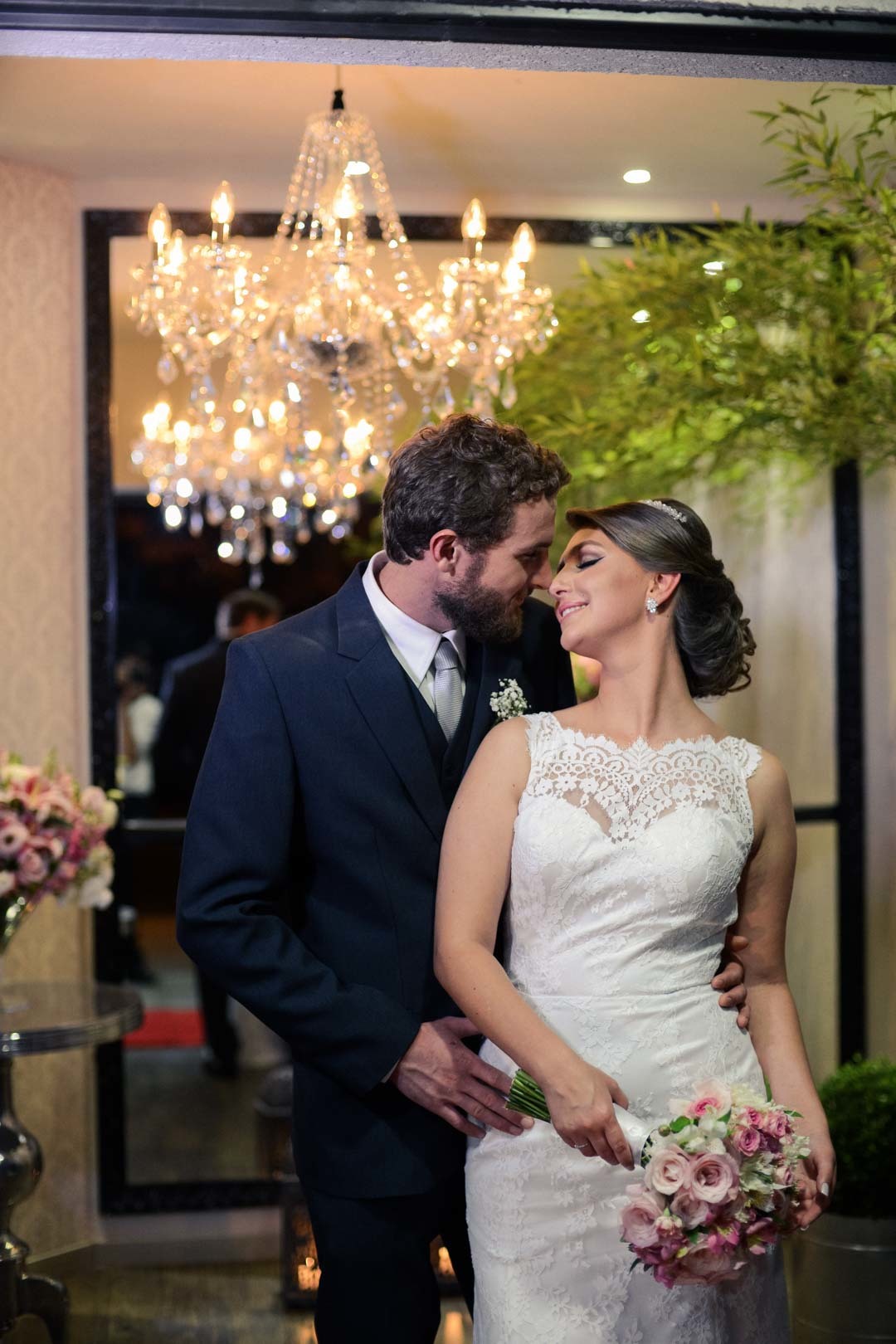 Casamento dos noivos Anny e Bernardo, realizado no Spazio Auguri, fotografado pelo melhor fotógrafo de casamentos de campo largo e Curitiba, Michel Druziki. Noivos  com a ponta do nariz encostada