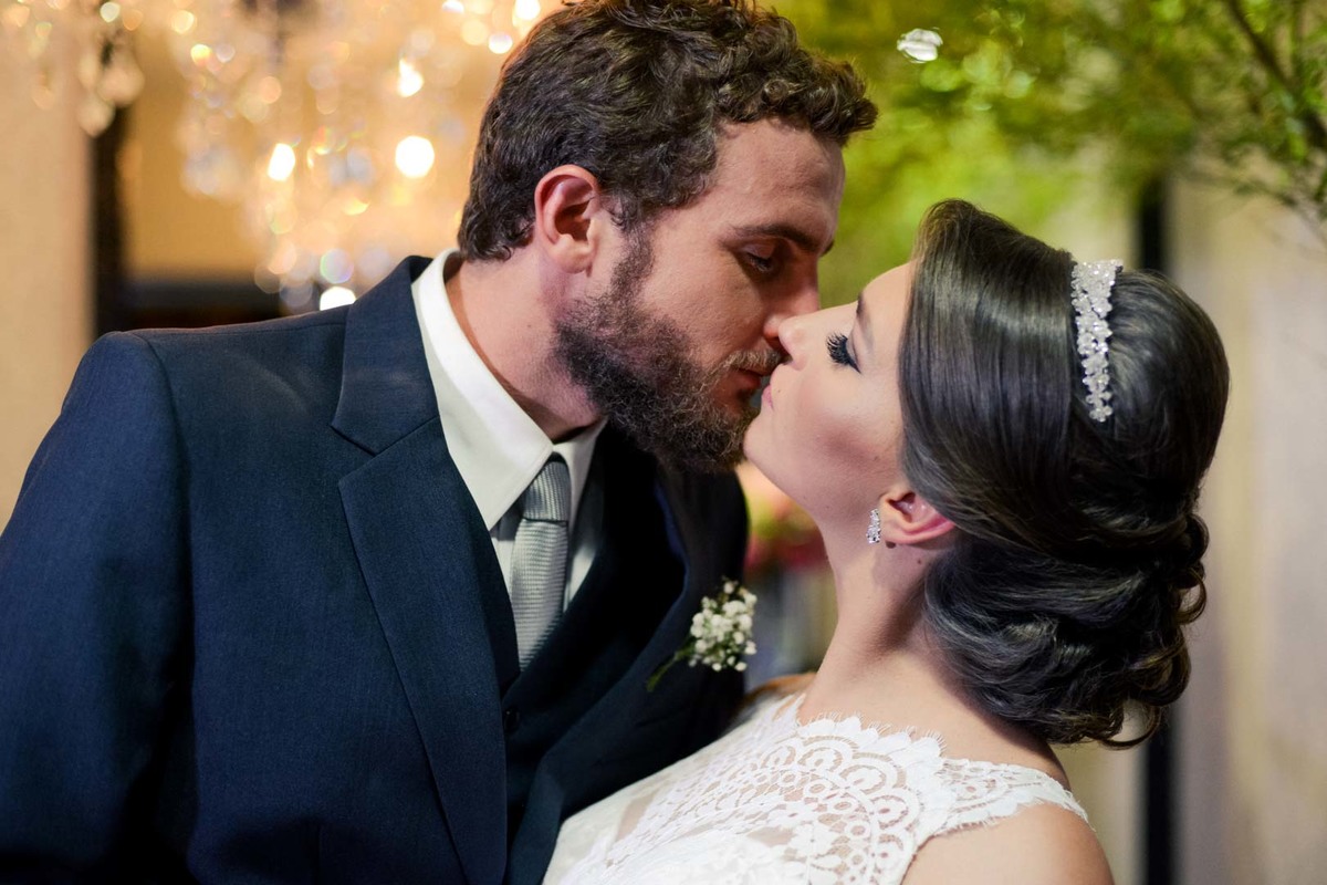 Casamento dos noivos Anny e Bernardo, realizado no Spazio Auguri, fotografado pelo melhor fotógrafo de casamentos de campo largo e Curitiba, Michel Druziki. noivos se beijando depois da cerimônia