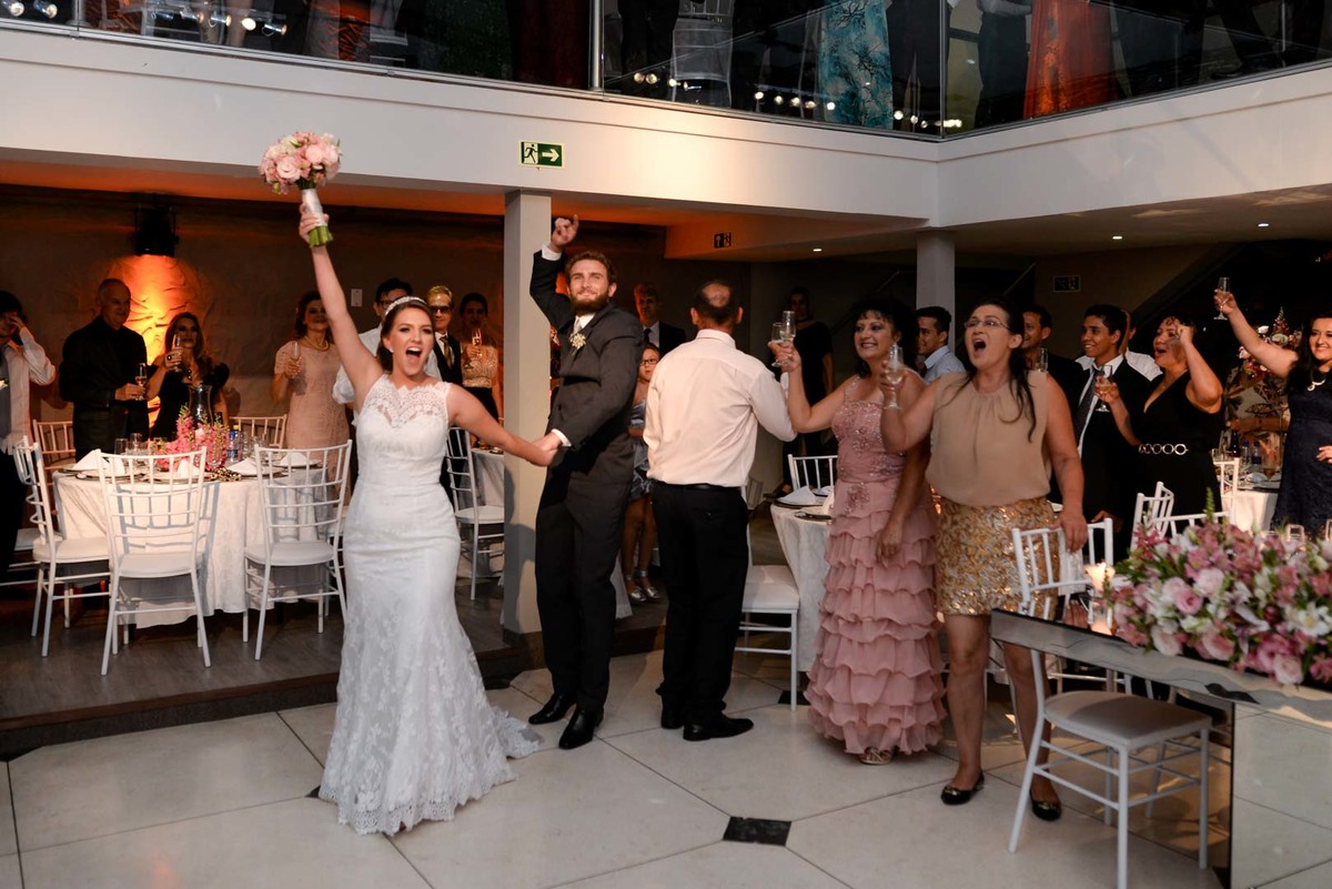 Casamento dos noivos Anny e Bernardo, realizado no Spazio Auguri, fotografado pelo melhor fotógrafo de casamentos de campo largo e Curitiba, Michel Druziki. Noivos entrando na festa e comemorando