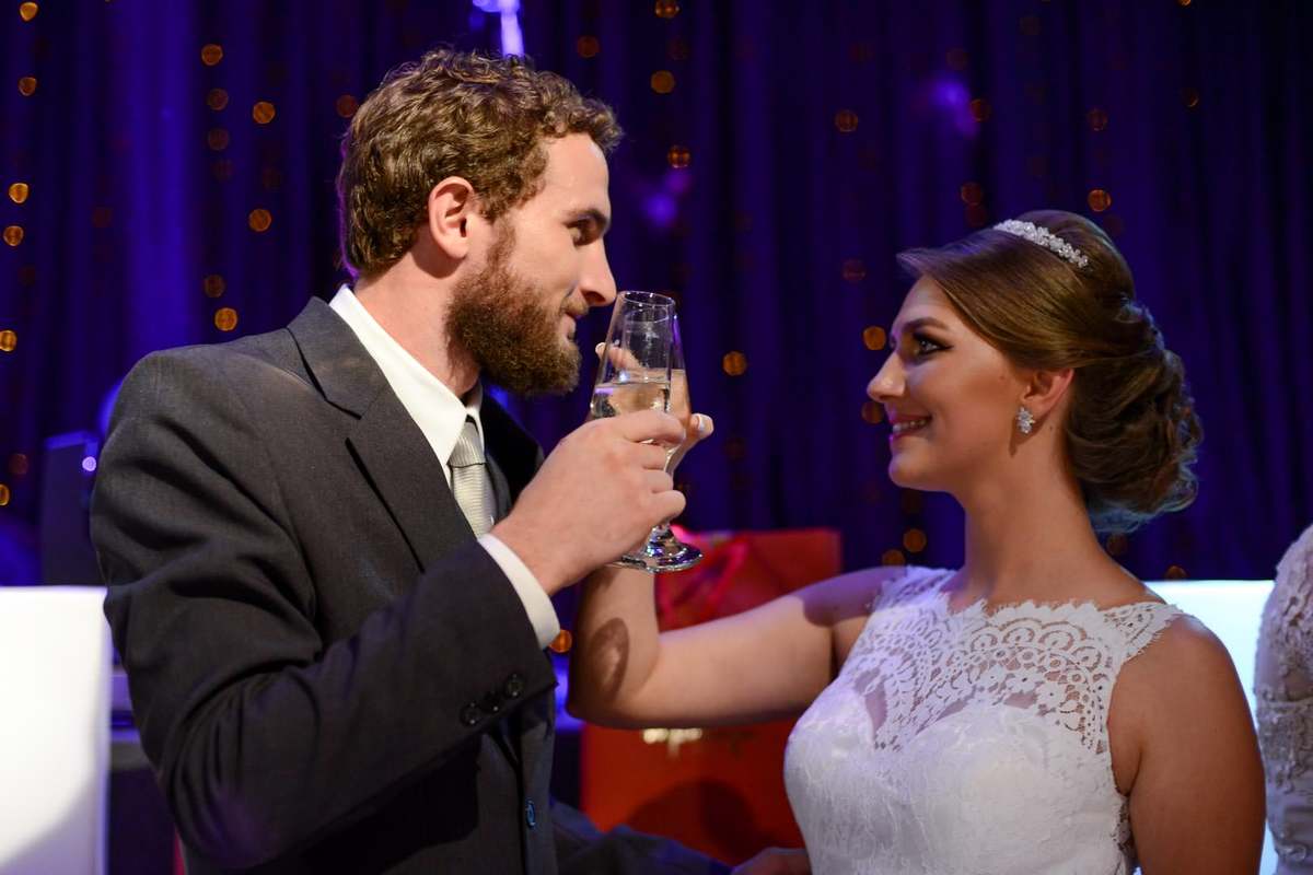 Casamento dos noivos Anny e Bernardo, realizado no Spazio Auguri, fotografado pelo melhor fotógrafo de casamentos de campo largo e Curitiba, Michel Druziki. Noivos brindando